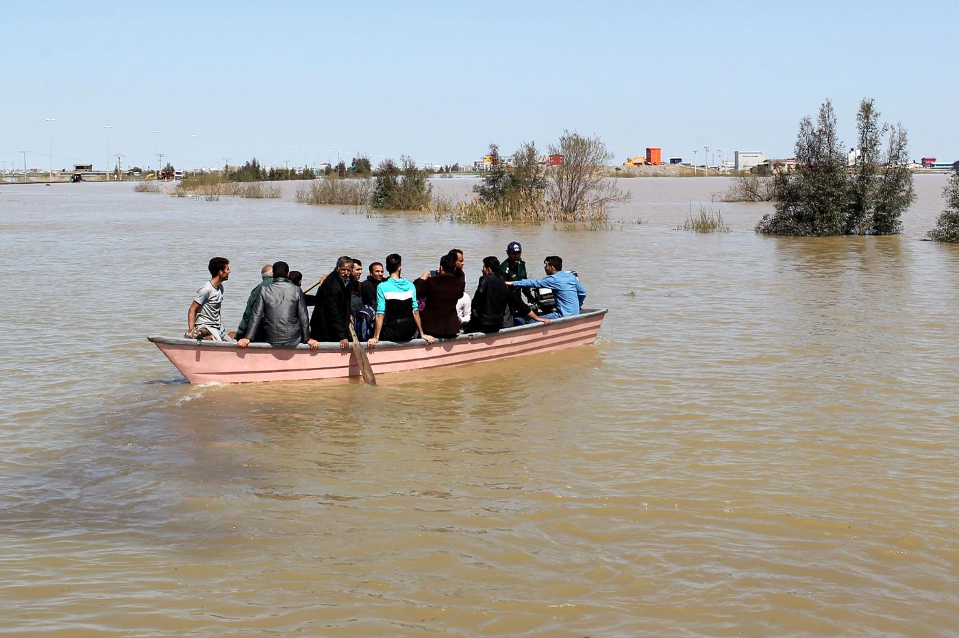 Des dizaines de milliers d’Iraniens ont dû évacuer leur foyer à cause des inondations (Reuters)