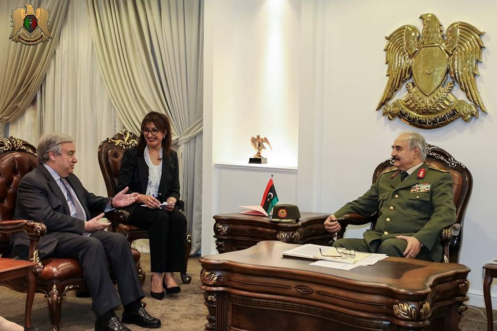Le secrétaire général des Nations unies António Guterres rencontre le commandant de l’armée libyenne Khalifa Haftar à Benghazi, le 5 avril (Reuters)