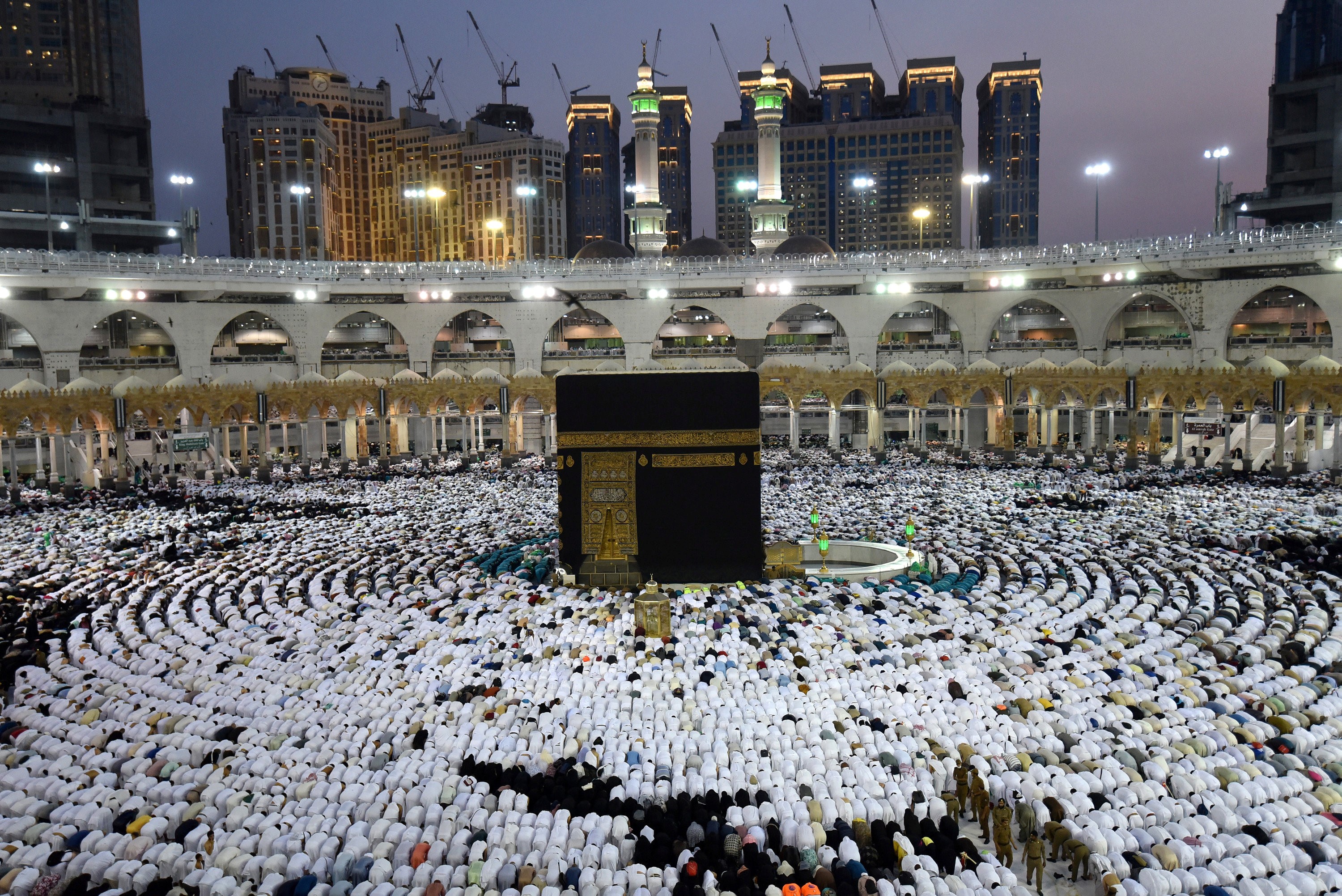 Des musulmans prient autour de la Kaaba, dans la Grande Mosquée de La Mecque, pendant le Ramadan, le 26 mai (Reuters)