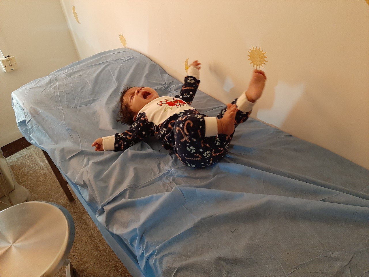 Un bébé souffrant de problèmes cardiaques admis à l’hôpital de Falloujah pour y être soigné (MEE/Alex MacDonald)