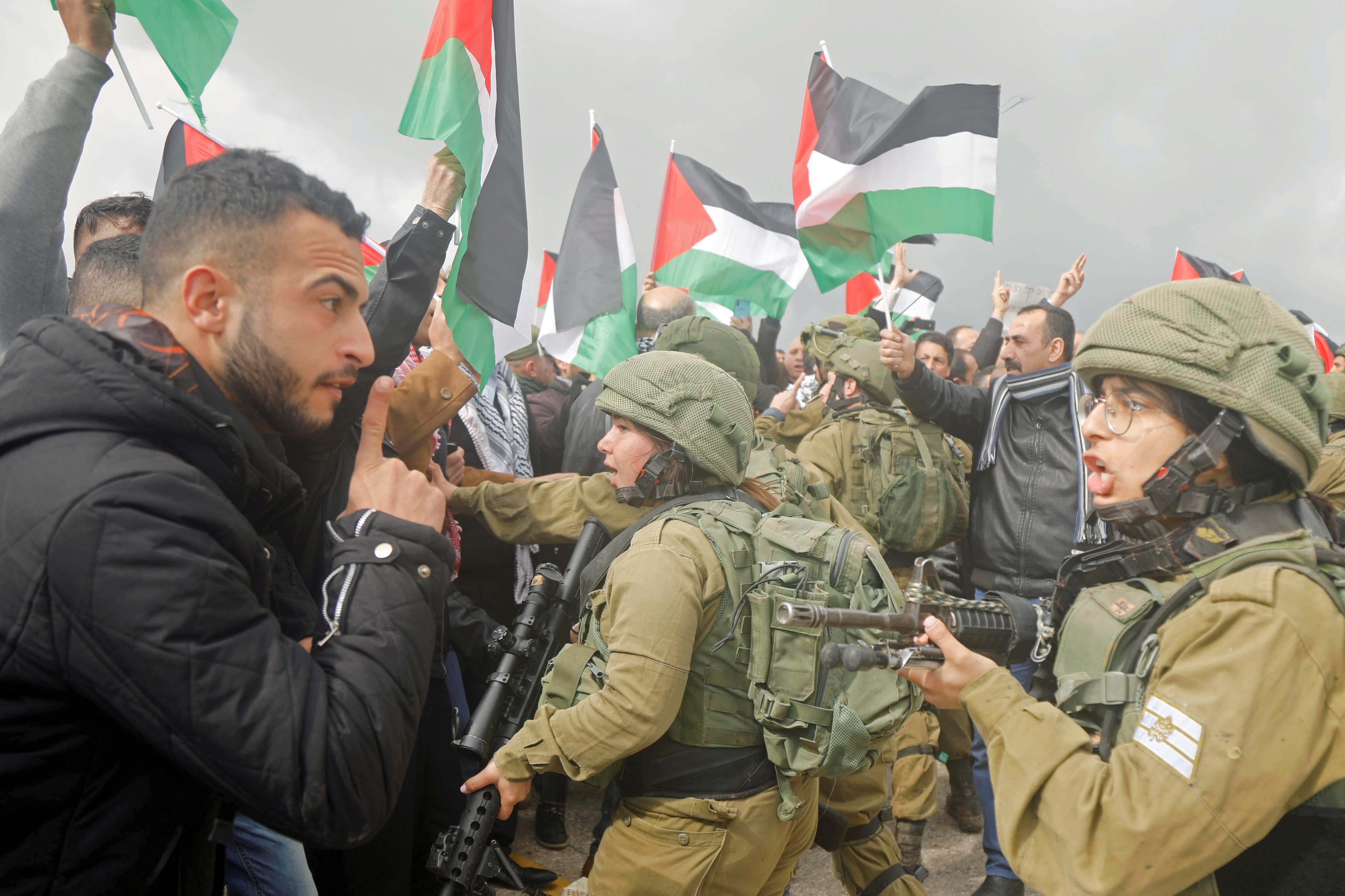 Un protestataire palestinien lors d’une manifestation contre le plan de paix pour le Moyen-Orient de Trump, en Cisjordanie occupée, le 29 janvier (Reuters)