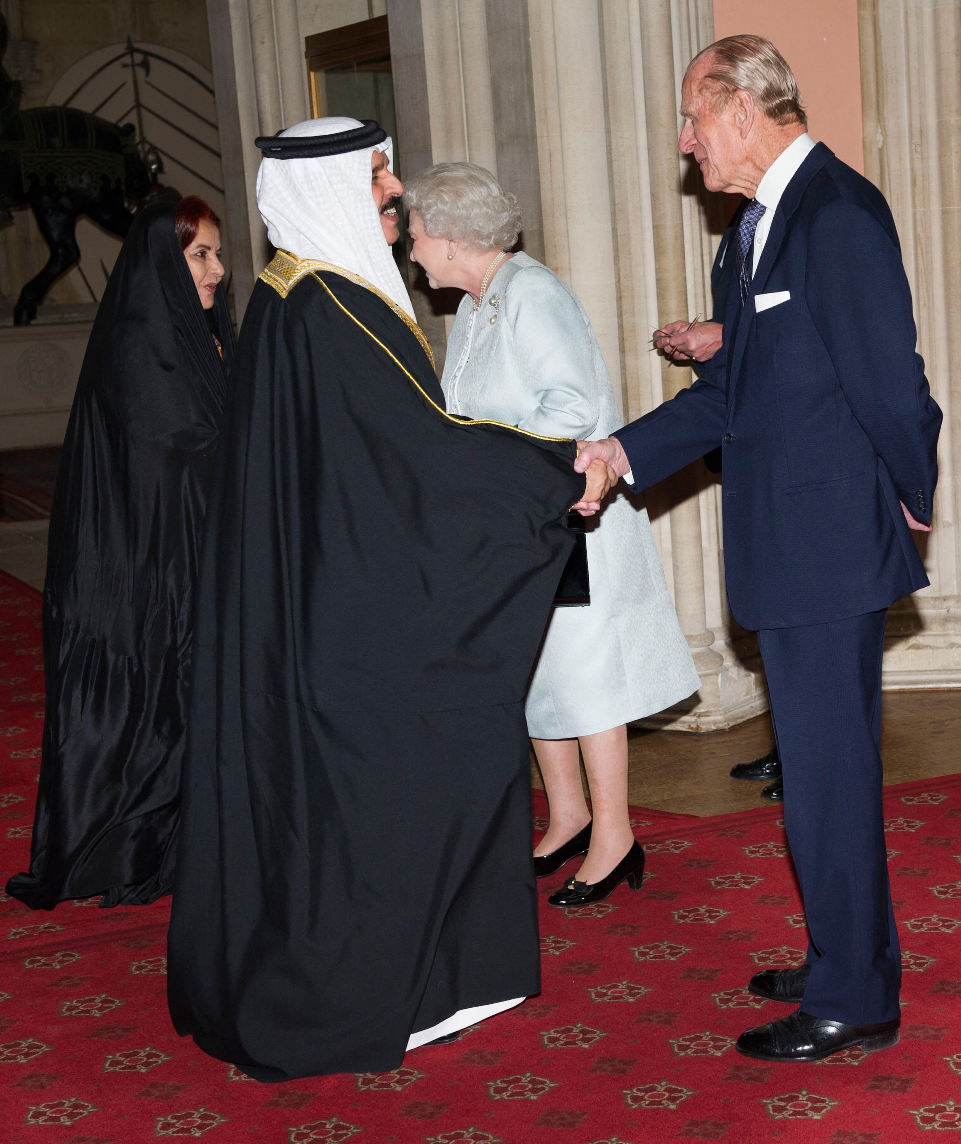La reine Elizabeth II et le prince Philip saluent le roi de Bahreïn Hamad ben Issa al-Khalifa et son épouse cheikha Sabika bint Ibrahim al-Khalifa au château de Windsor en mai 2012, lors d’un déjeuner du jubilé du souverain organisé par la reine Elizabeth II (AFP)