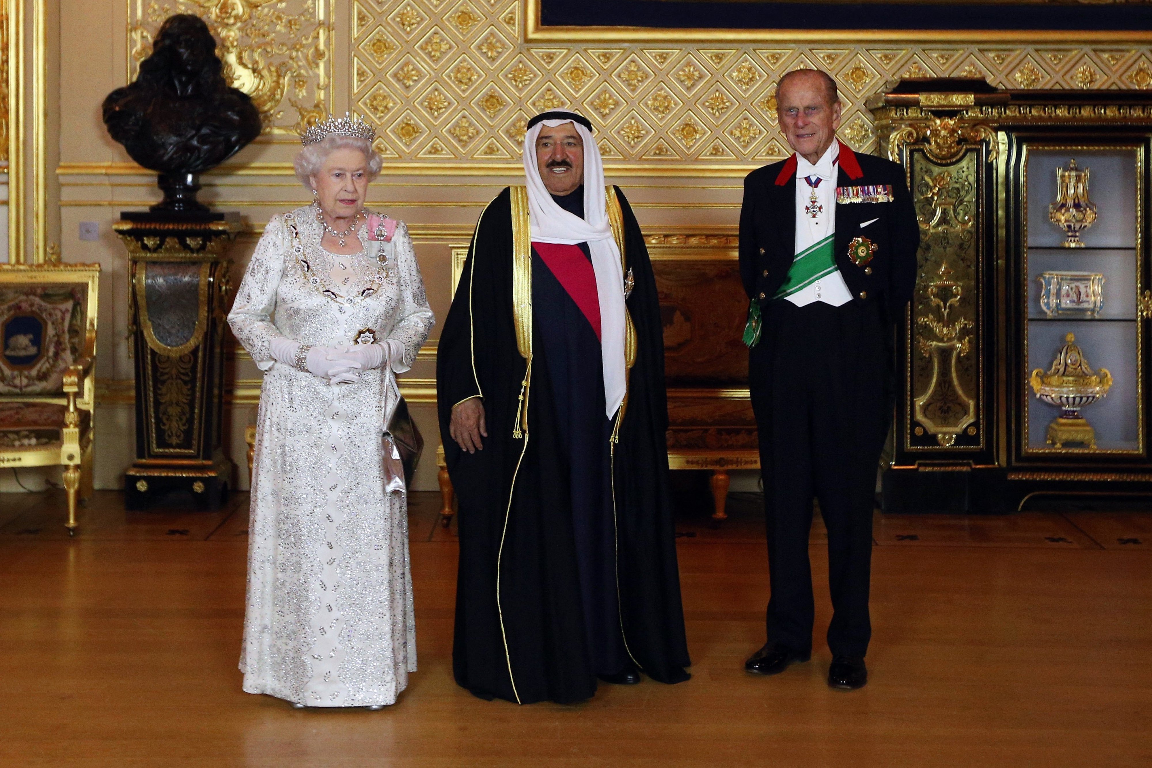 L’ex-émir du Koweït, cheikh Sabah al-Ahmad al-Jaber al-Sabah, pose avec la reine Elizabeth II et le prince Philip au château de Windsor en novembre 2012, avant un banquet d’État en l’honneur de la visite d’État de l’émir en Grande-Bretagne (AFP)