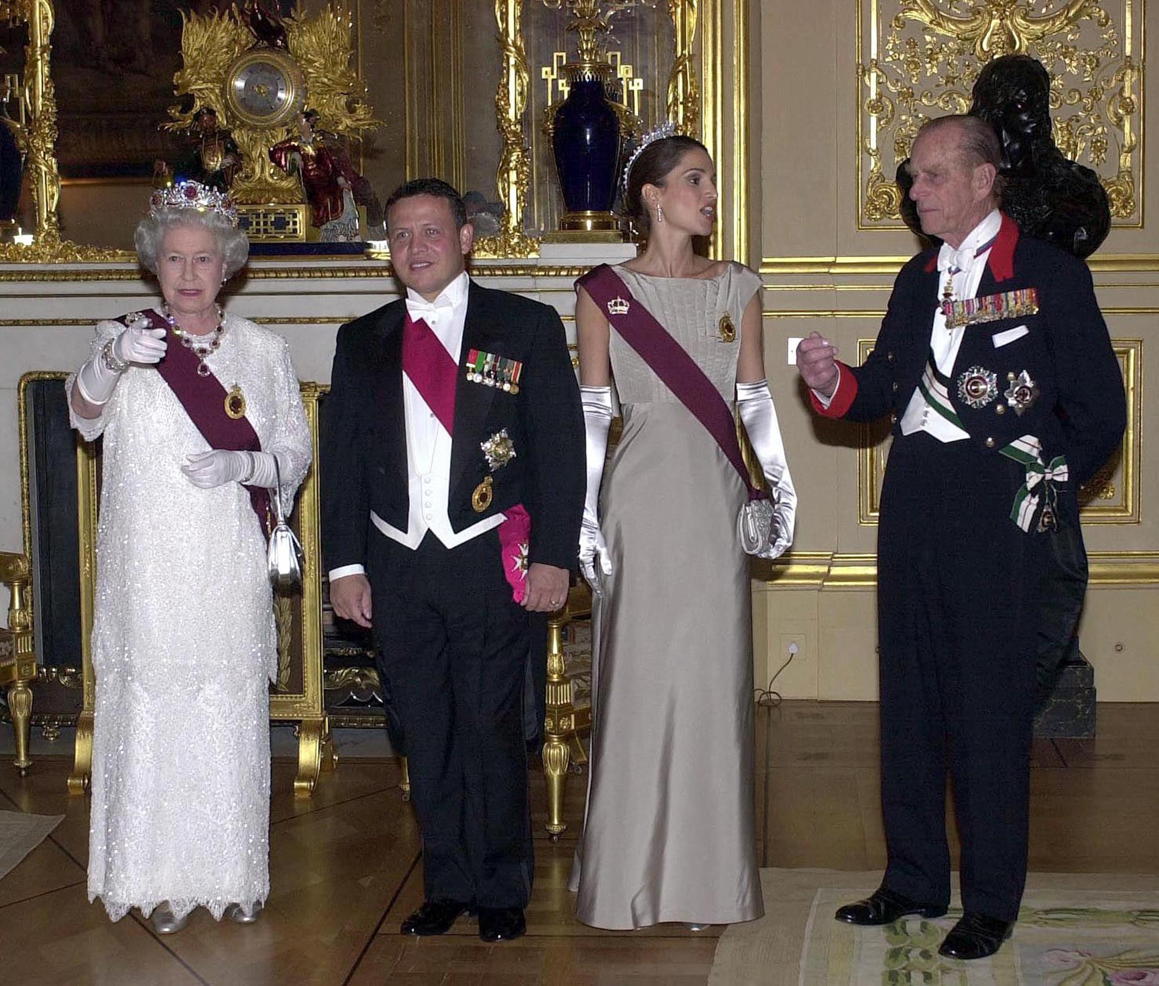 La reine Elizabeth II et le duc d’Édimbourg posent avec le roi Abdallah ll et la reine Rania de Jordanie avant d’assister à un banquet d’État au château de Windsor en novembre 2001 (AFP)