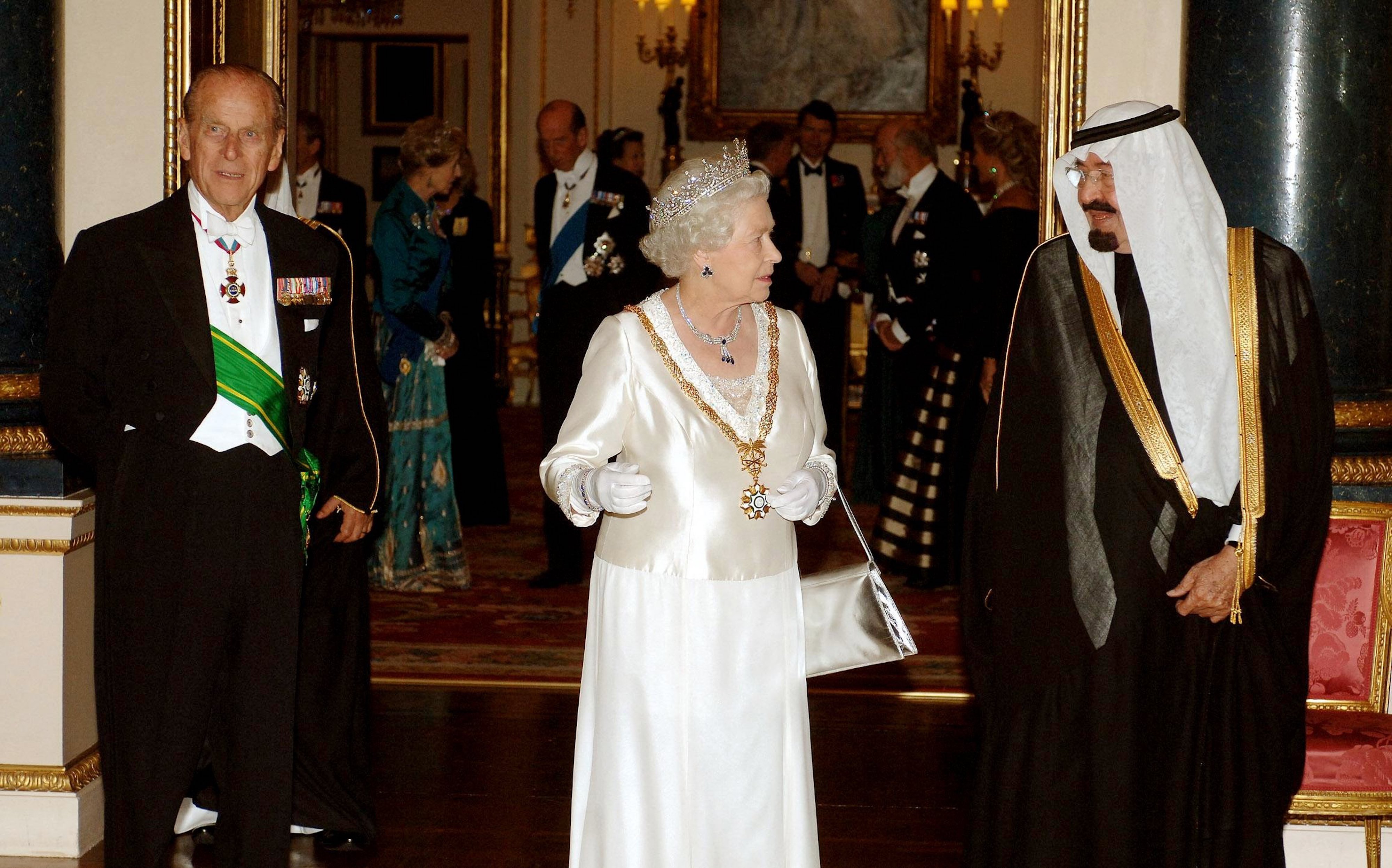 Le roi Abdallah d’Arabie saoudite s’entretient avec la reine Elizabeth II et le duc d’Édimbourg avant un banquet d’État au palais de Buckingham à Londres lors de la visite du monarque saoudien en 2007 (AFP)