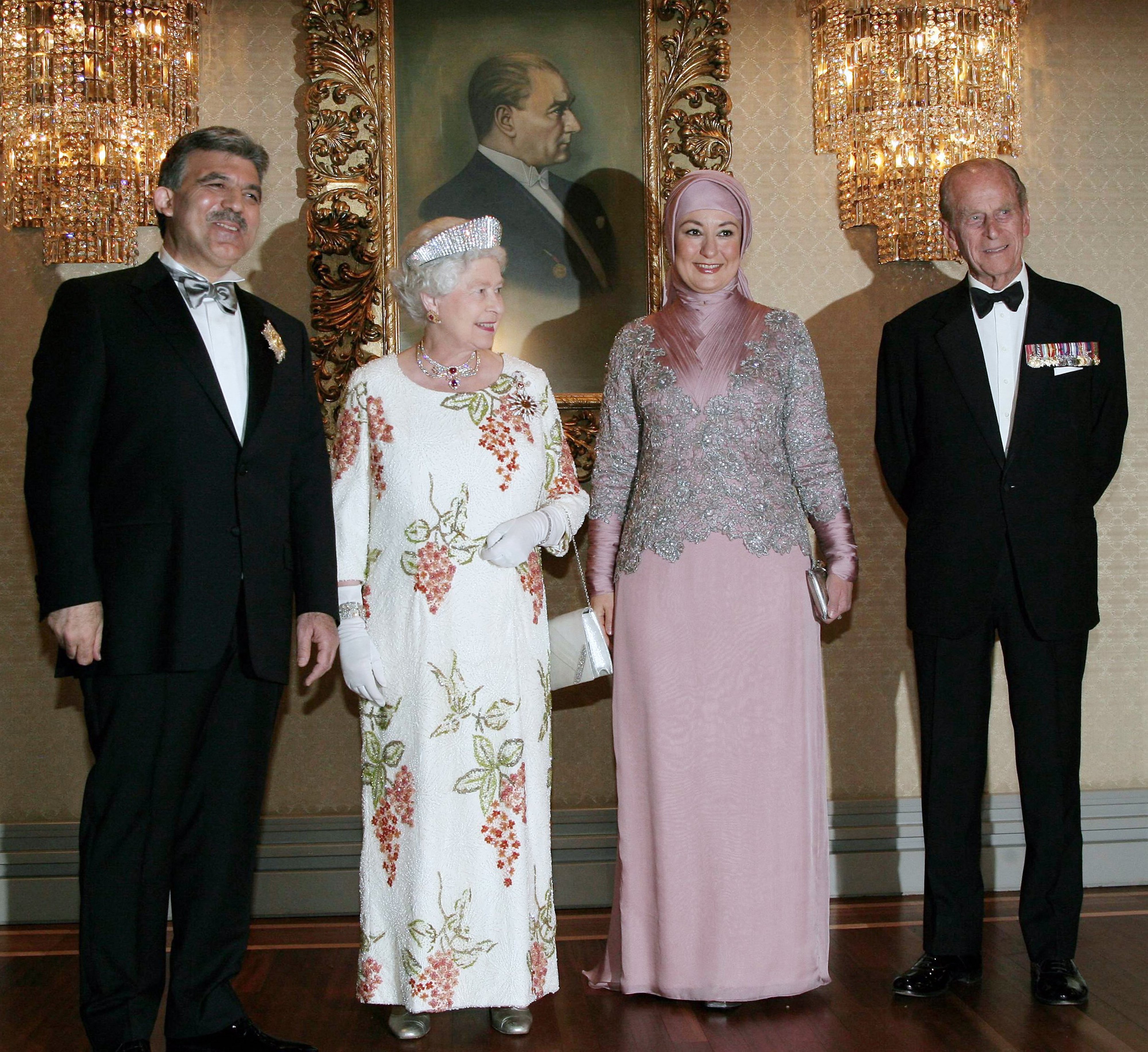La reine Elizabeth II et le prince Philip ainsi que l’ancien président turc Abdullah Gül et son épouse Hayrünnisa Gül assistent à un dîner au palais présidentiel à Ankara en mai 2008 (AFP)