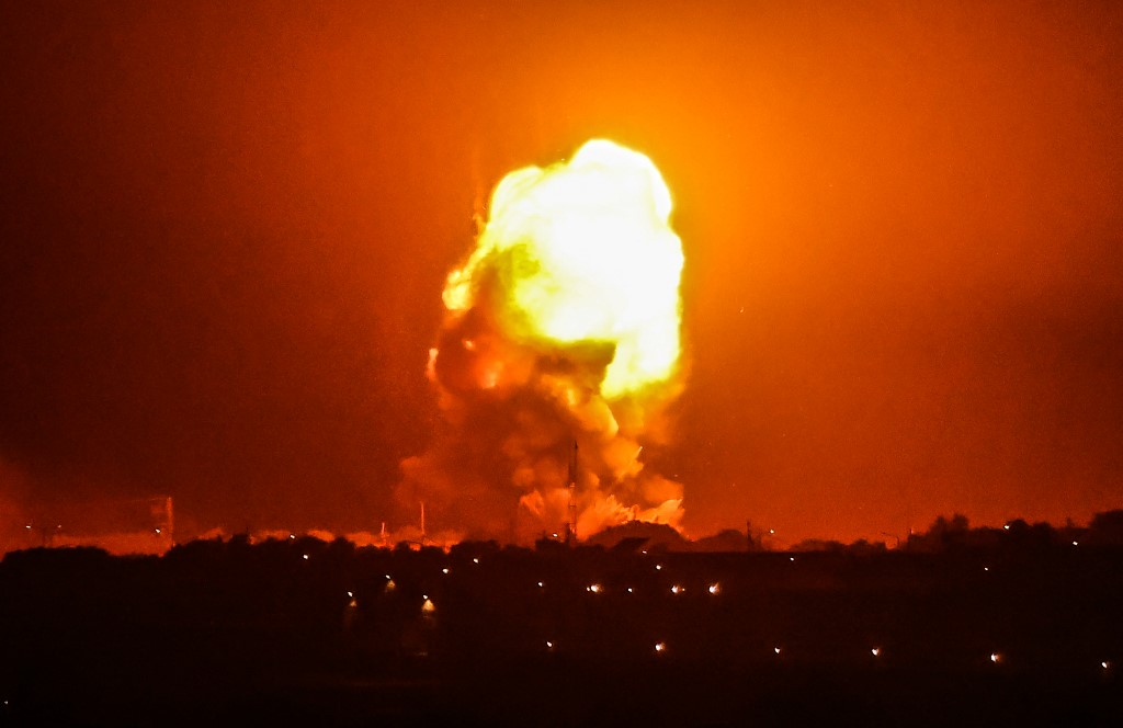 Frappes aériennes israéliennes dans la bande de Gaza, dans la nuit de lundi à mardi (AFP)