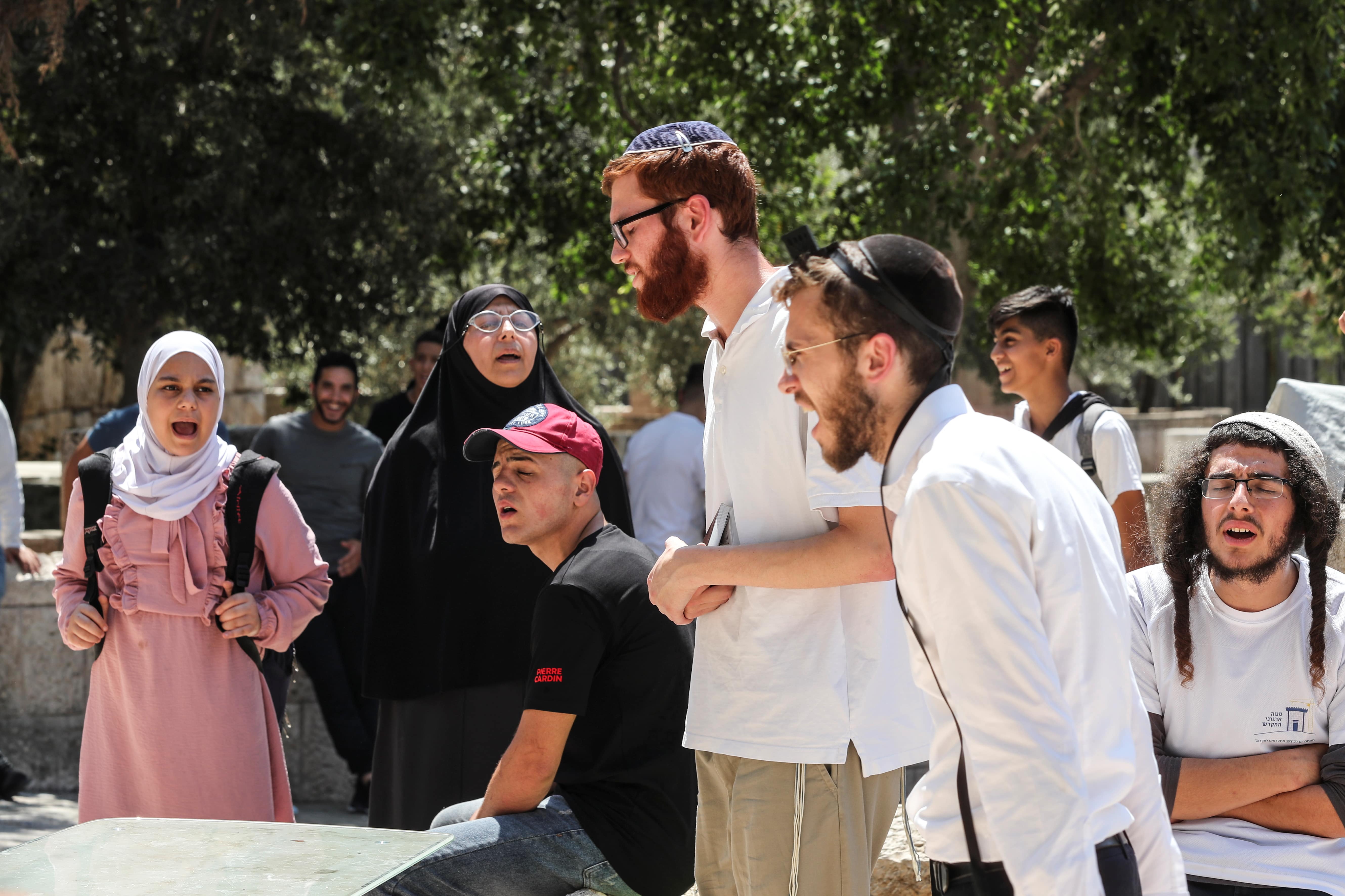 Des Israéliens crient sur des fidèles palestiniens dans la mosquée al-Aqsa Reuters/document d’archives)