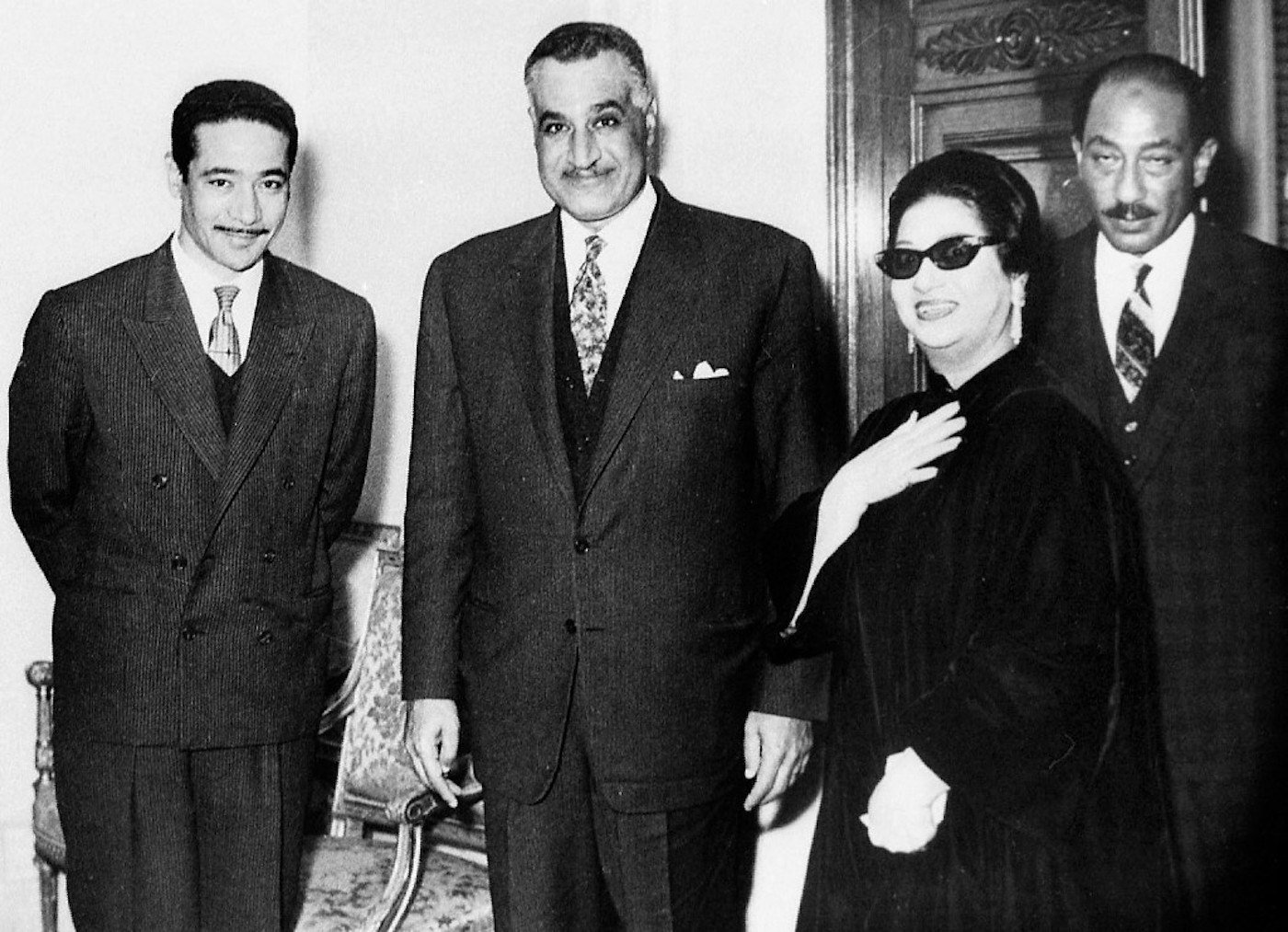 Quand il rencontre la diva égyptienne Oum Kalthoum – et, ici sur la photo (complètement à gauche), Mohammed al-Mougui, un des principaux compositeurs de musique arabe du XXe siècle – à la fin des années 1960, Anouar al-Sadate n’est pas président : Gamal Abdel Nasser, au centre, est encore l’homme fort du pays. (AFP)