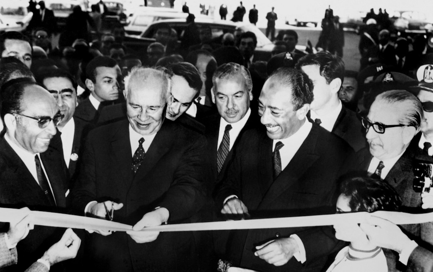 Le président du Præsidium du Soviet suprême (autorité suprême de l’État soviétique) Nikolaï Viktorovitch Podgorny (le deuxième à gauche) coupe le ruban sous le regard du président égyptien Anouar al-Sadate, lors de la cérémonie inaugurale du haut barrage d’Assouan, toujours considéré comme l’un des plus importants au monde, le 15 janvier 1971. (AFP)