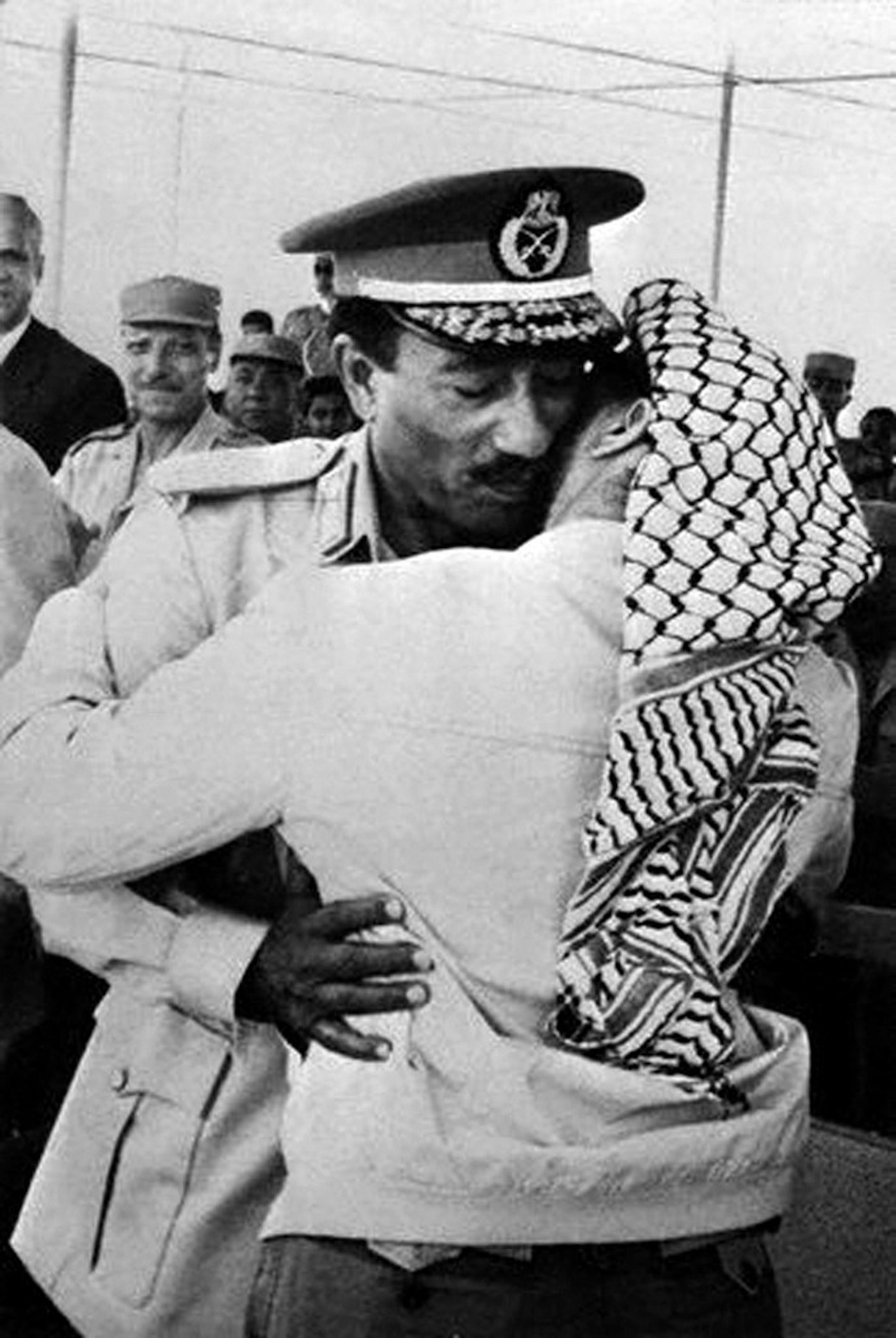 Lors d’un défilé militaire organisé le 6 juin 1974 à Ismaïlia à l’occasion du septième anniversaire de la guerre des Six Jours, Anouar al-Sadate embrasse le leader palestinien Yasser Arafat. Cette image est tirée des archives de l’Autorité palestinienne. (AFP)