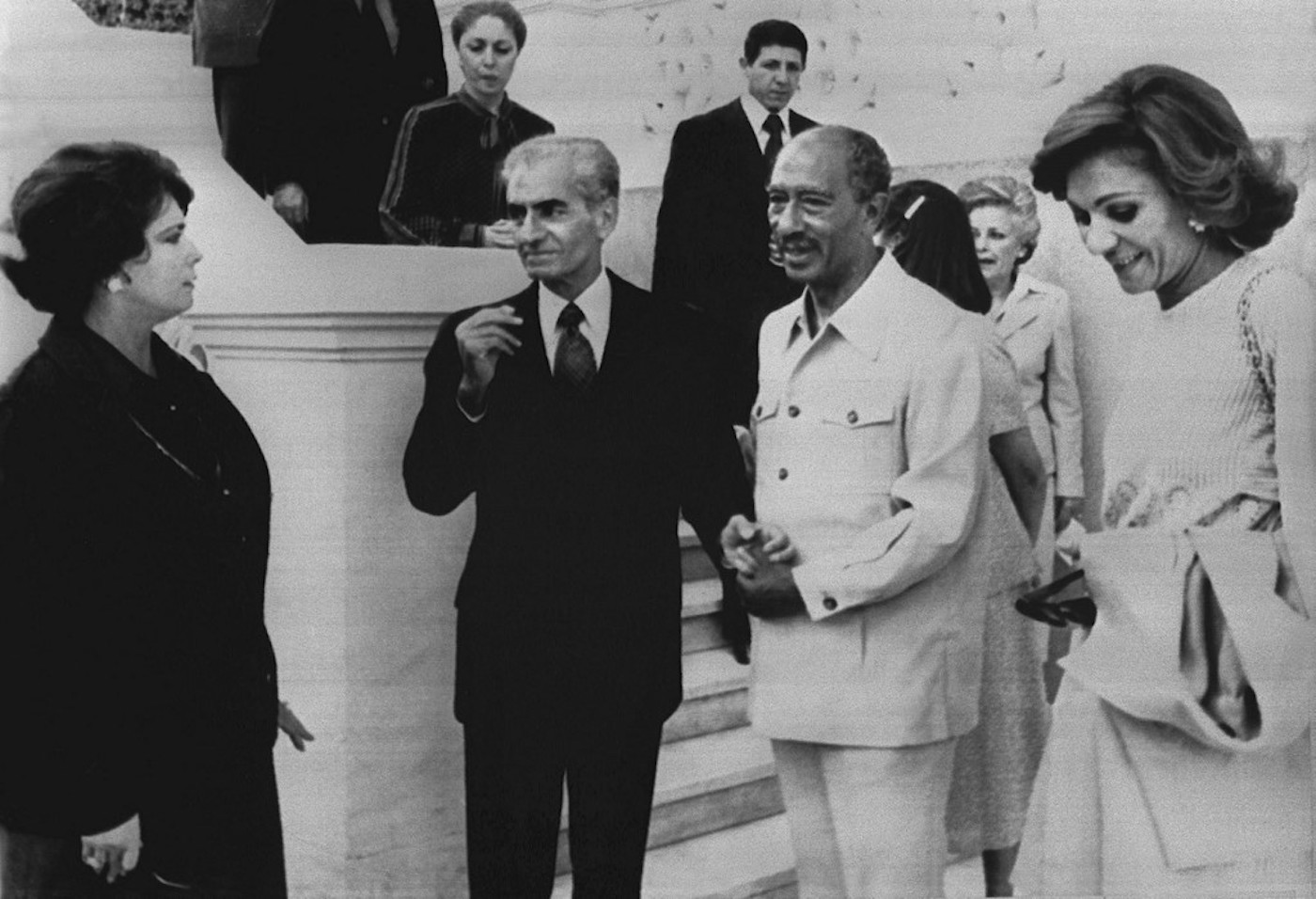 Anouar al-Sadate et son épouse Jihan reçoivent le dernier shah d’Iran, Mohammed Reza Pahlavi – il avait quitté, forcé, le pouvoir un peu plus d’un an auparavant – et sa femme Farah le 17 avril 1980 dans leur maison de repos du barrage du Nil au nord du Caire. (AFP)
