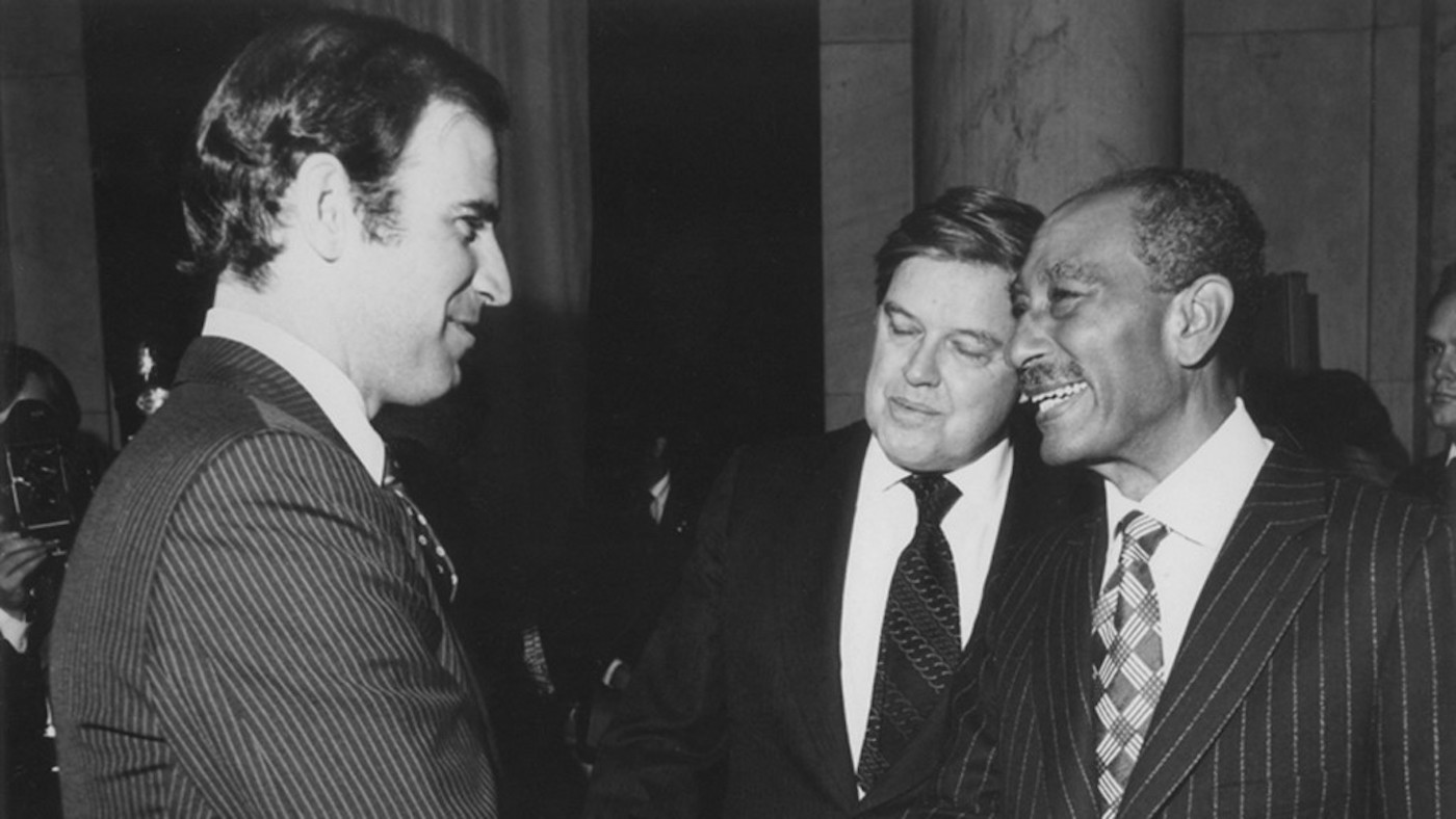 Reconnaissez-vous l’homme à gauche qui regarde Anouar al-Sadate ? Joe Biden n’avait alors que 36 ans mais était déjà sénateur ! Le troisième homme sur l’image est le sénateur américain Frank Church. La photo a été prise le 27 mars 1979 à Washington, après la signature du traité de paix entre Israël et l’Égypte. (AFP)