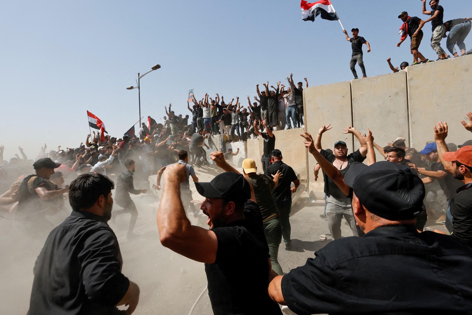 Des partisans de Moqtada al-Sadr protestent à Bagdad, le 30 juillet 2022 (Reuters)