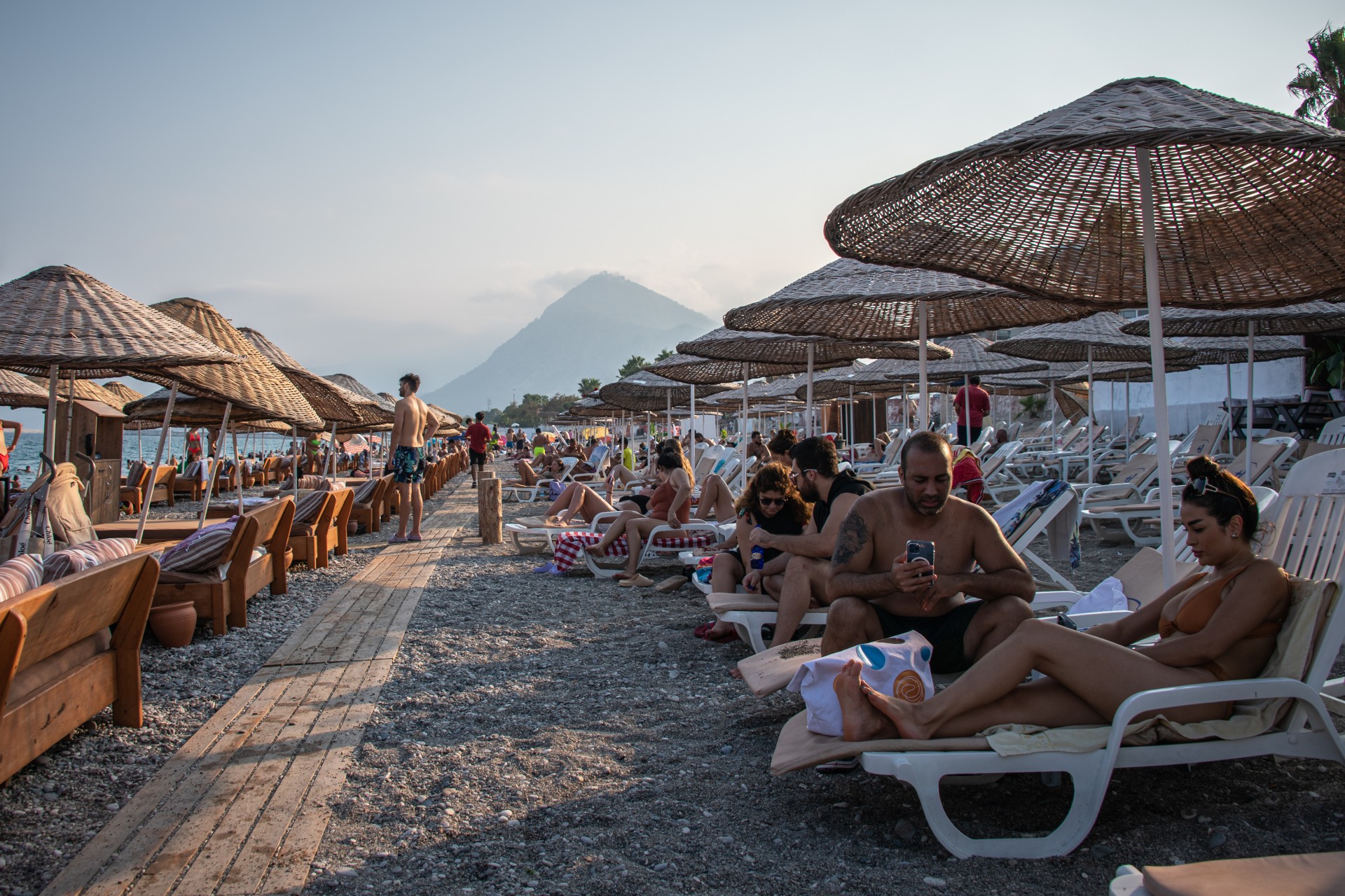 Antalya est depuis longtemps une destination de vacances pour les Russes, mais ces derniers y achètent désormais des propriétés pour obtenir la nationalité turque (Reuters)