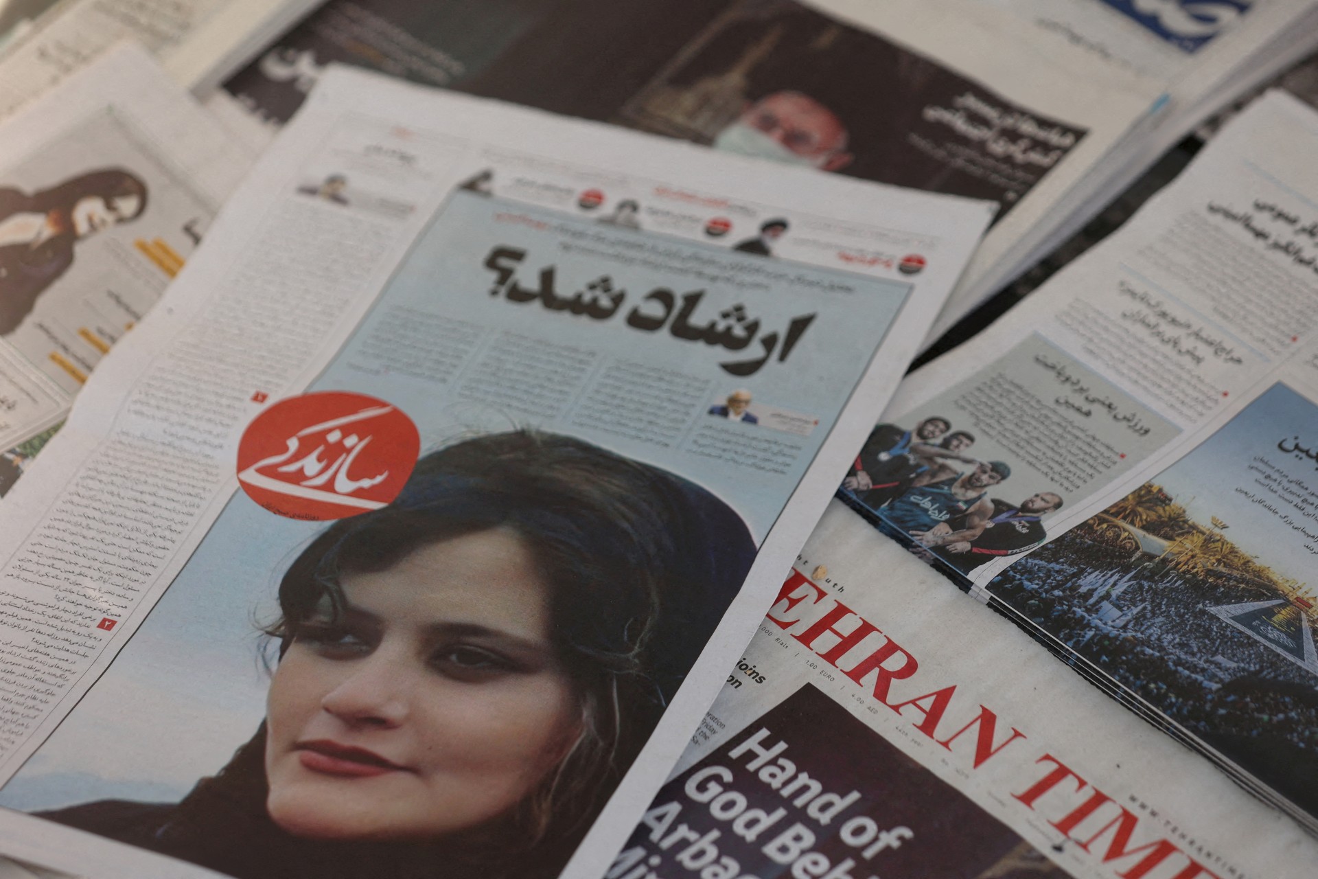 Un journal de Téhéran affiche une photo de Mahsa Amini sur sa une (Reuters)