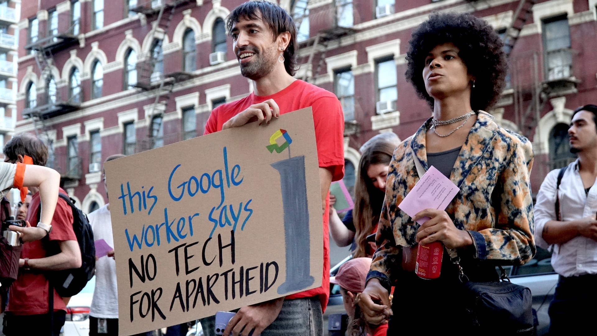 Hundreds of workers and pro-Palestinian activists assembled outside Google offices in US cities in September 2022, calling on the company to stop work on its controversial Project Nimbus, the $1.2 bn contract between the tech behemoths and the Israeli government (MEE/Azad Essa)