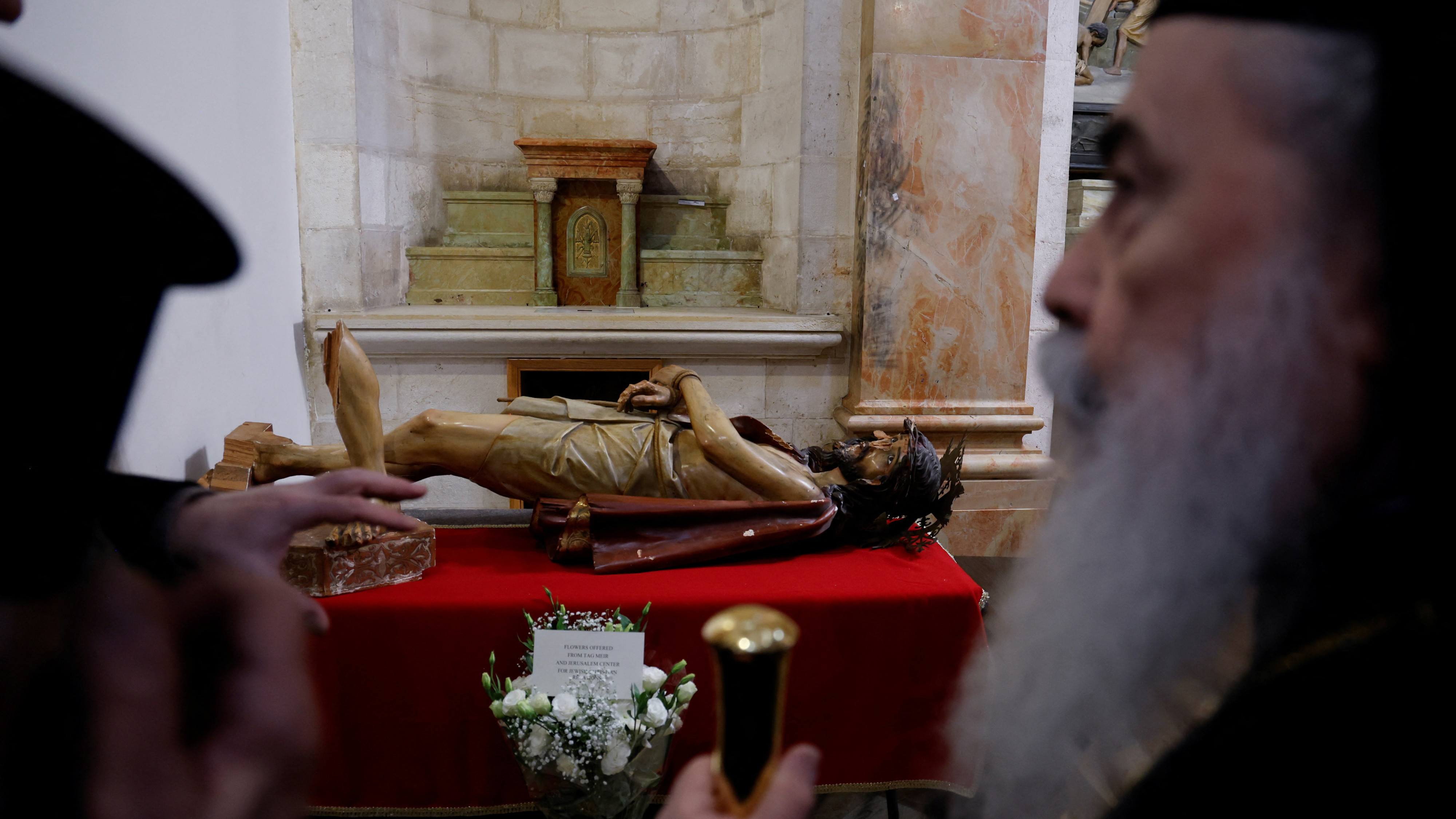 Le patriarche orthodoxe grec de Jérusalem Théophile III visite l’église de la Flagellation pour voir une statue du Christ vandalisée par un juif à Jérusalem, le 4 février 2023 (Reuters)