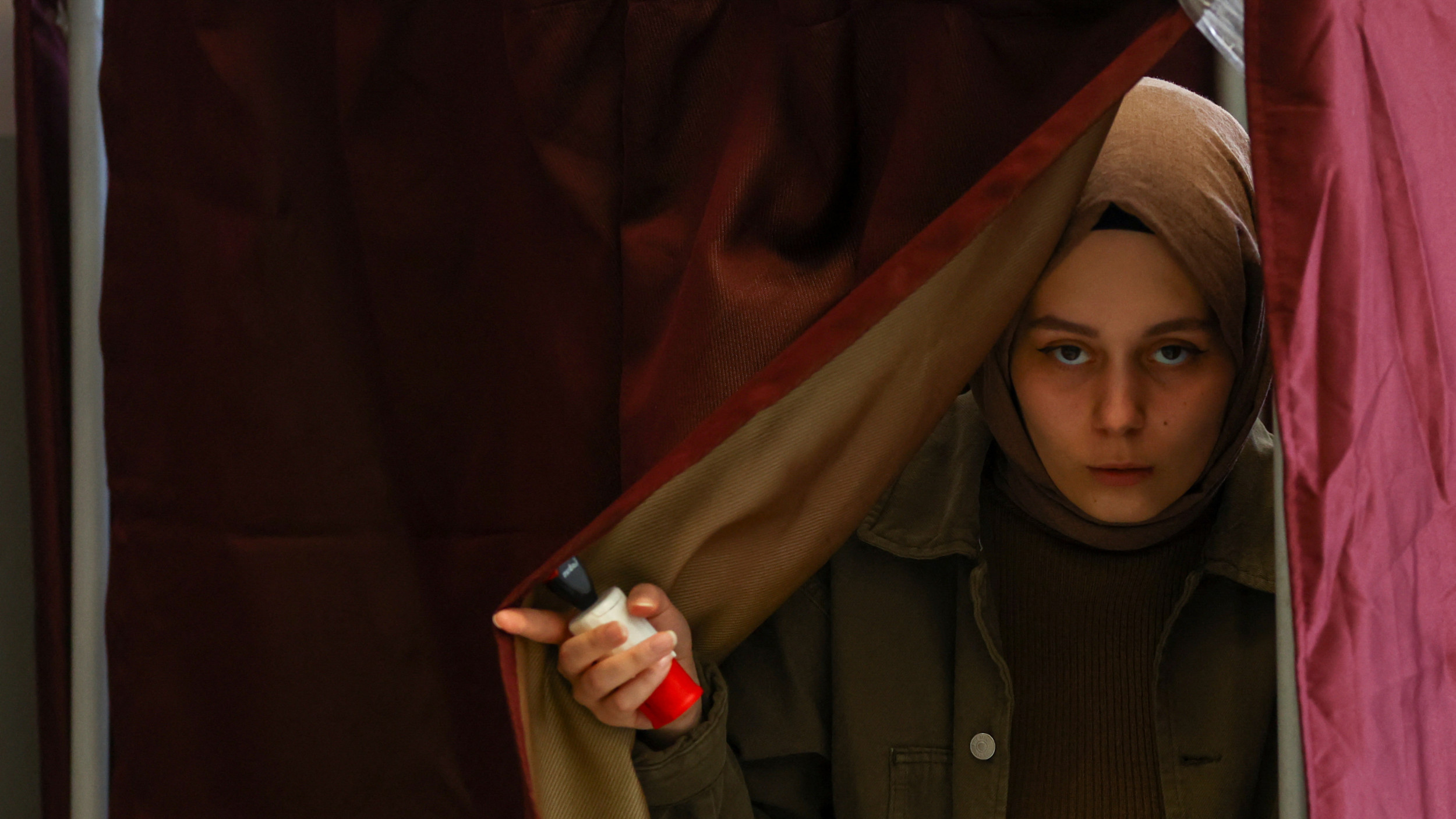 A woman votes during presidential and parliamentary elections at a polling station in Istanbul, Turkey 14 May 2023 (Reuters)