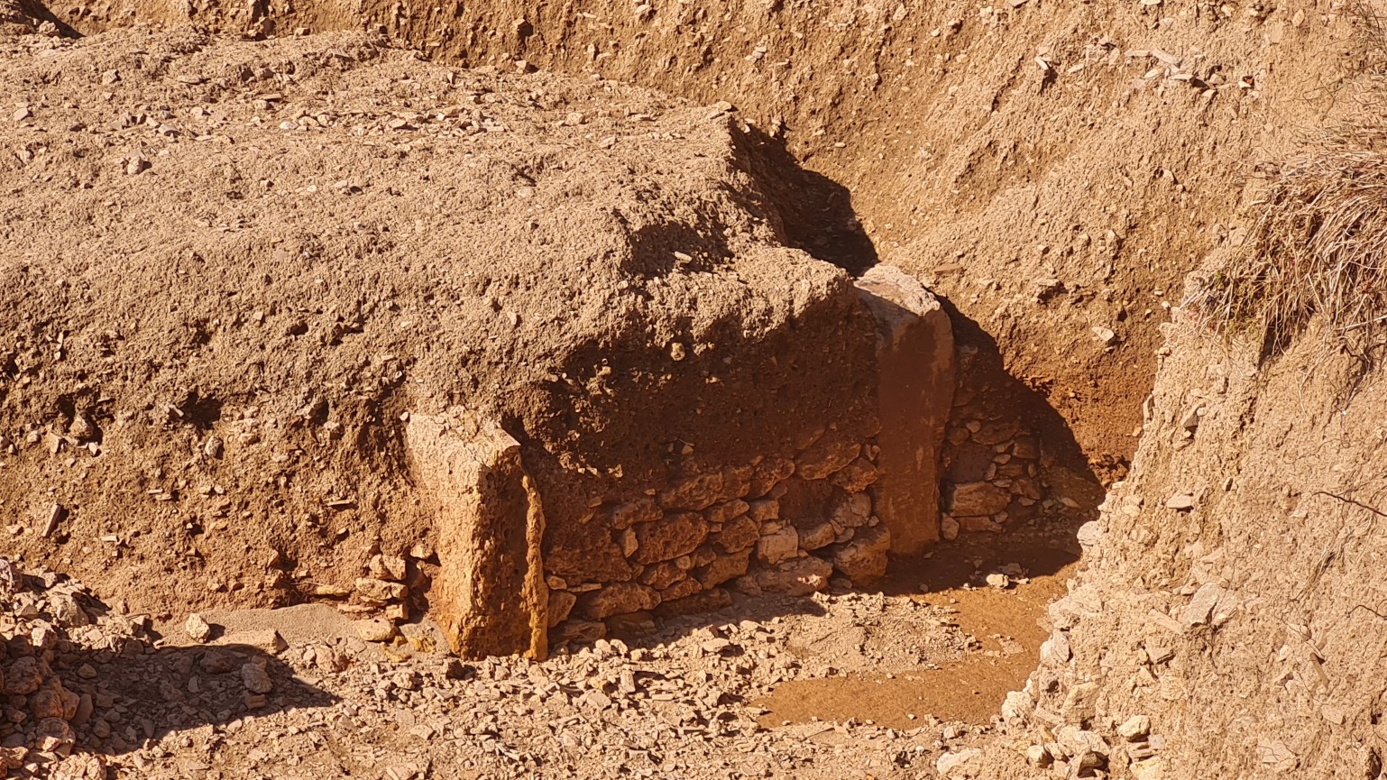 Partie d’un mur antique révélée après les inondations à Cyrène (MEE/Mohammed Mhawach)