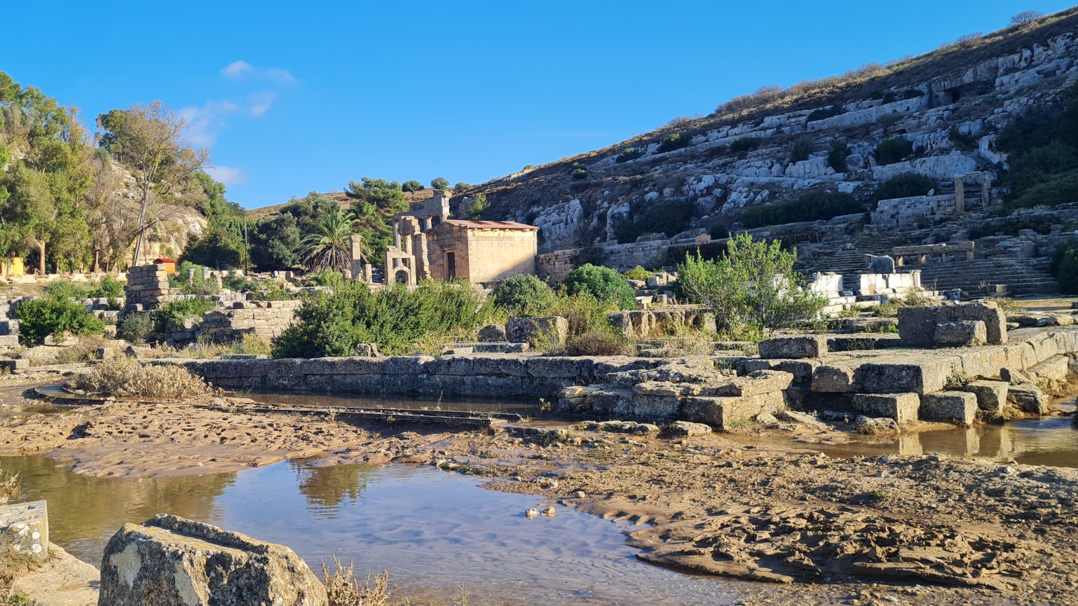 Une grande partie du site antique de Cyrène reste recouverte de boue et d’eau (MEE/Mohammed Mhawach)