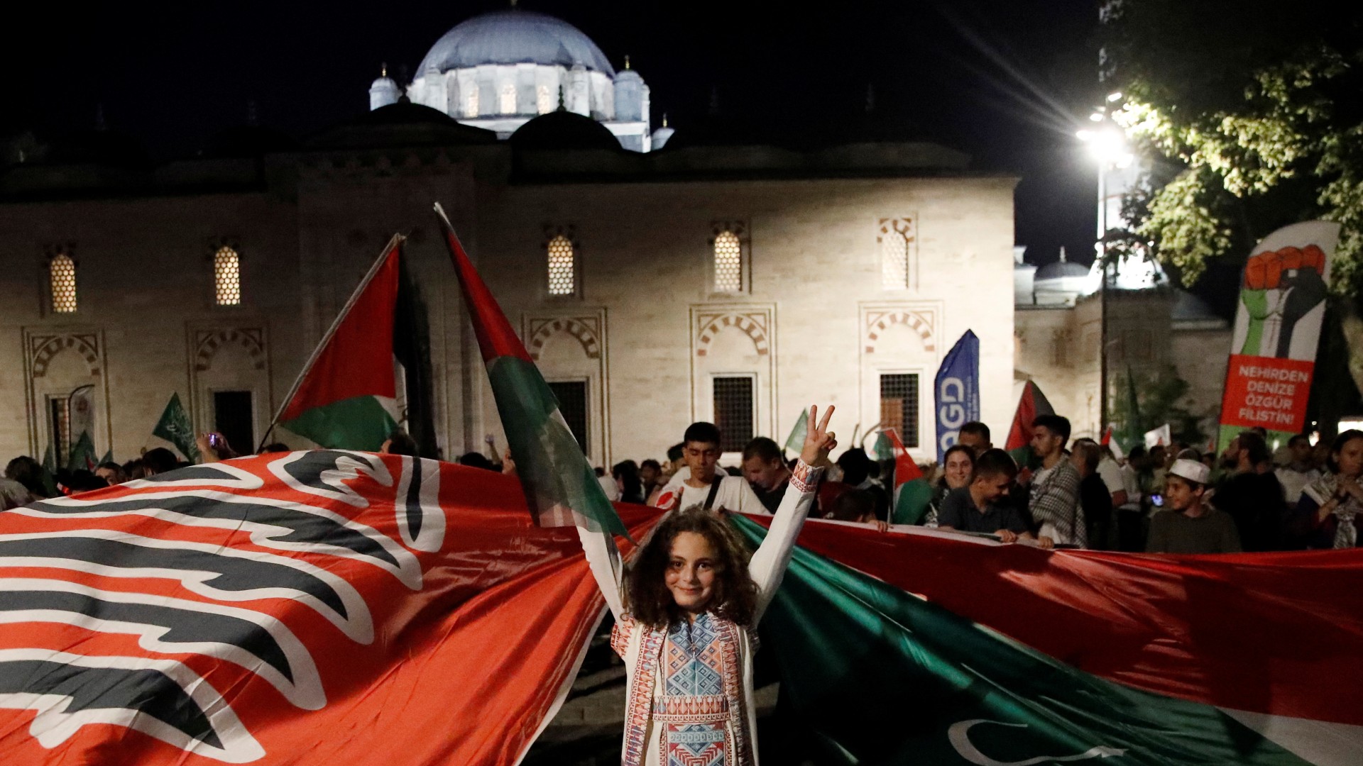 Pro-Palestinian demonstrators take part in a rally to protest the assassination of Hamas leader Ismail Haniyeh in Iran, in Istanbul, Turkey July 31, 2024. REUTERS/Dilara Senkaya