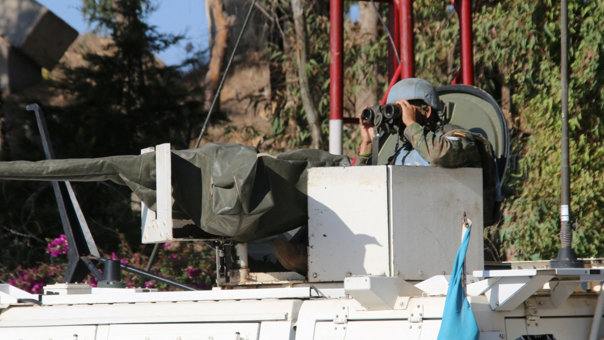 A member of UN peacekeepers looks through binoculars in Marjayoun, near the boundary with Israel in southern Lebanon 29 October 2024 (Reuters/Karamallah Daher)