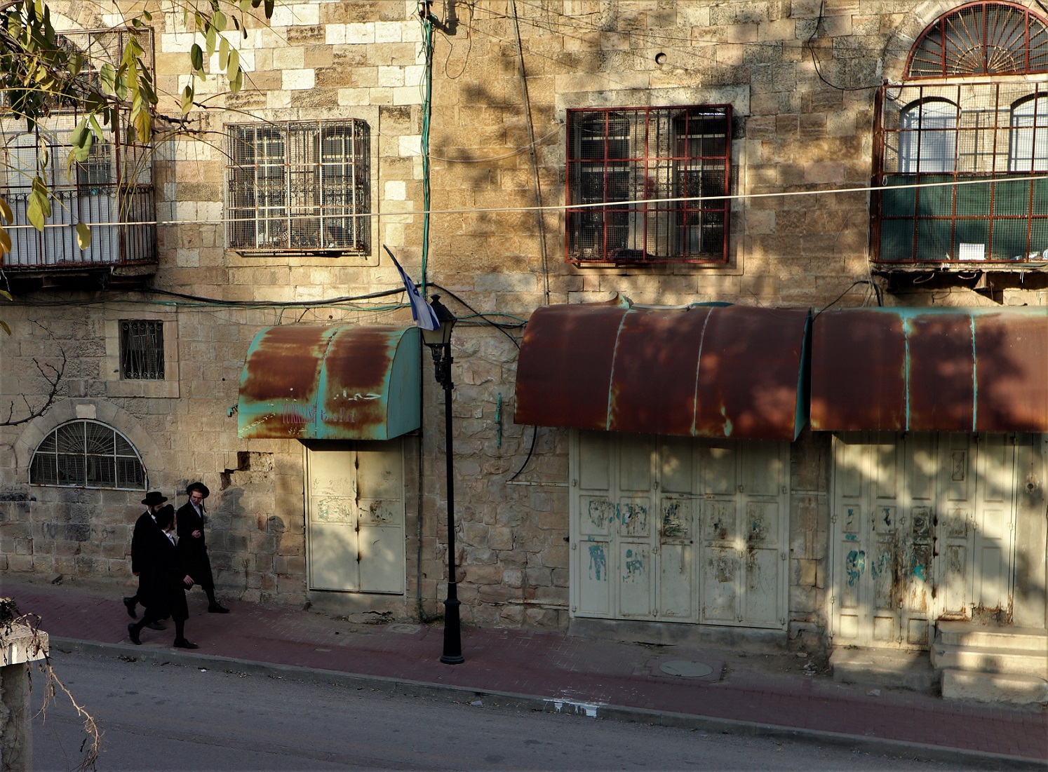 Autrefois vibrante, la vieille ville d’Hébron est aujourd’hui un labyrinthe désert où seuls colons et militaires, ainsi que quelques touristes, peuvent circuler à leur guise (MEE/Marie Niggli)