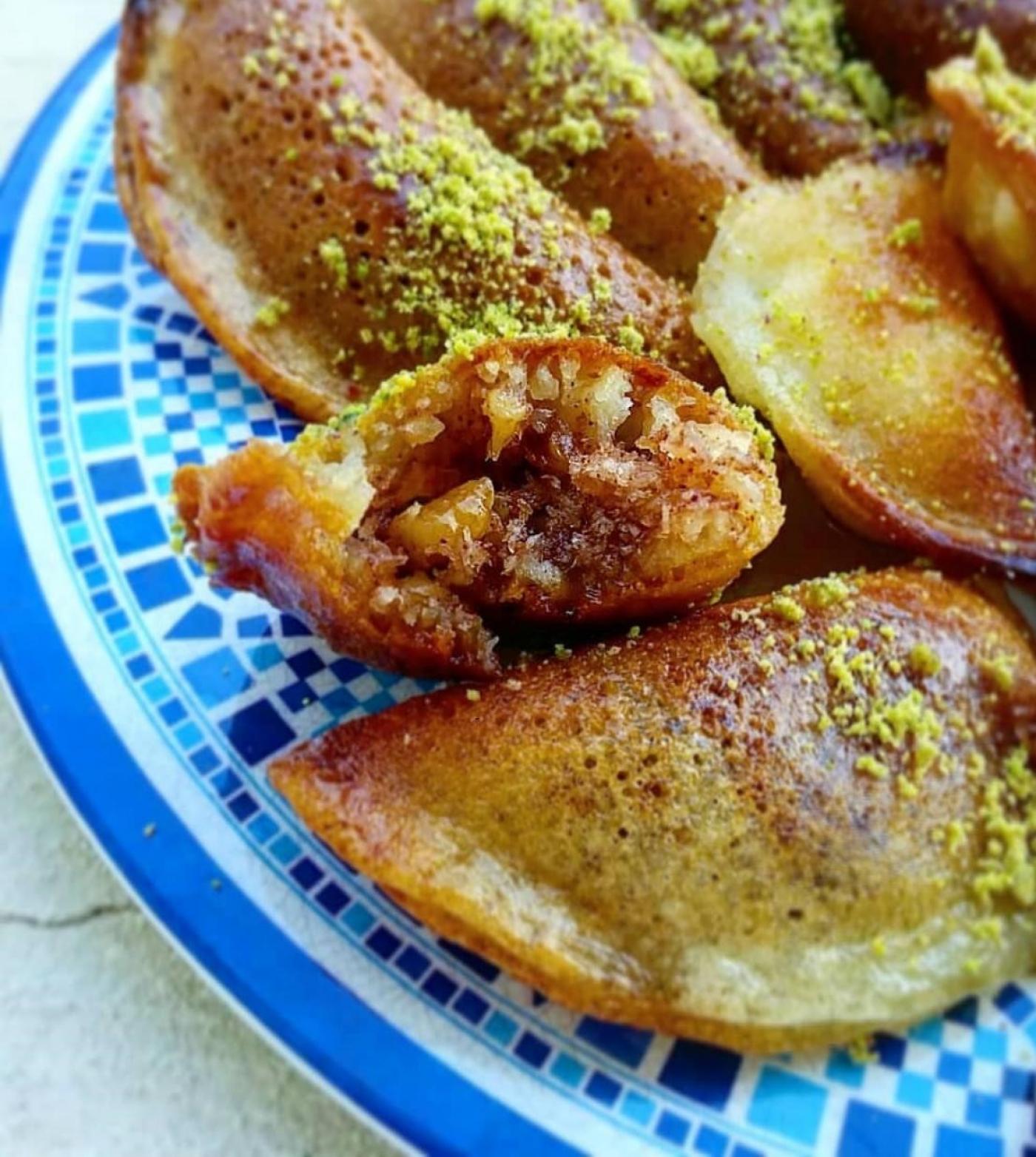 Immergez le qatayef dans un sirop froid et dense une fois cuit (@bateekh.w.jebneh/Instagram)