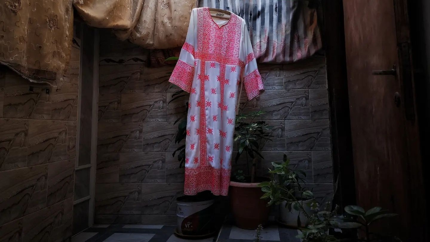 Une robe ornée de broderies en tatriz appartenant à la grand-mère de Majd Arandas, Bahja (Gulf Photo Plus)