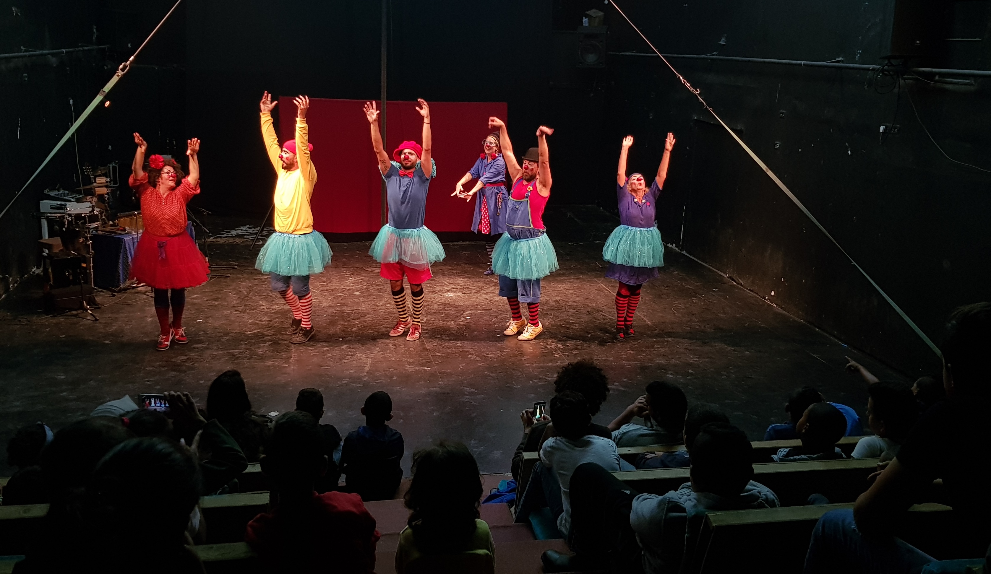 La troupe de Clowns sans frontières et leurs trois collègues palestiniens lors d’un spectacle au Freedom Theater à Jénine, en Cisjordanie, le 2 novembre 2019 (MEE/Marie Niggli)