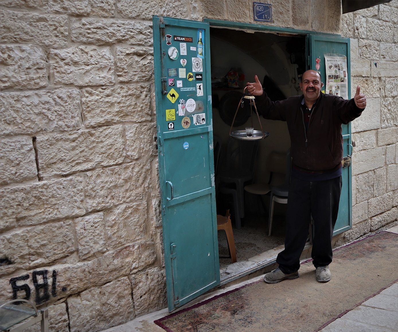 Sami Khamis, le cafetier emblématique de la rue, espère que les travaux lui ramèneront des touristes à qui il pourra offrir un thé devant son petit réduit (MEE/Clothilde Mraffko)