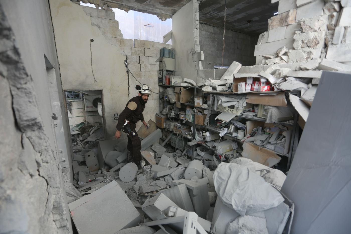 Un secouriste parcourt les décombres d’un hôpital de campagne d’Alep bombardé par les forces gouvernementales pro-syriennes (MEE/Ali Haj Suleiman)