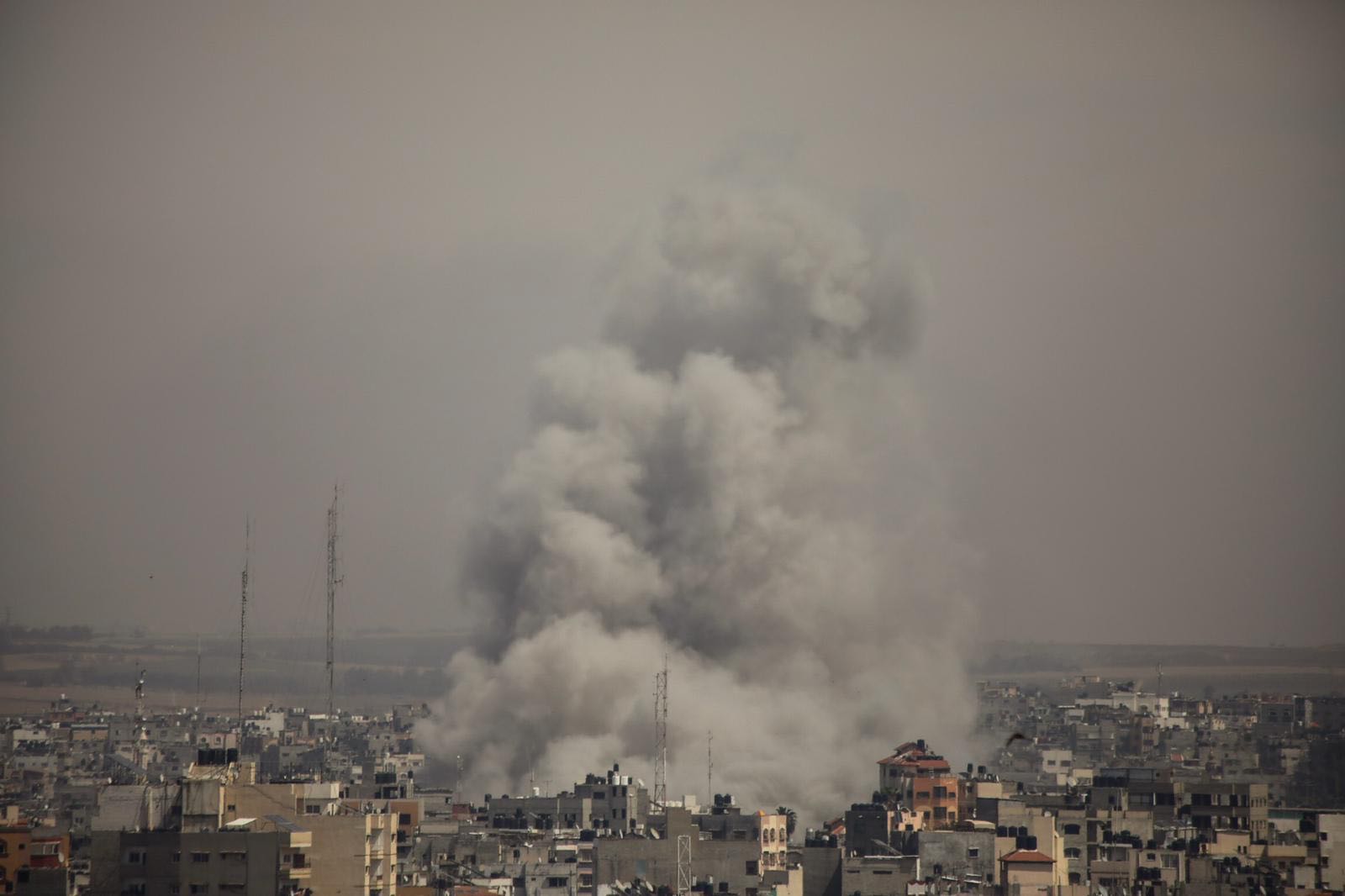An Israeli air strike hits east Gaza City (MEE/Mohammed al-Hajjar)