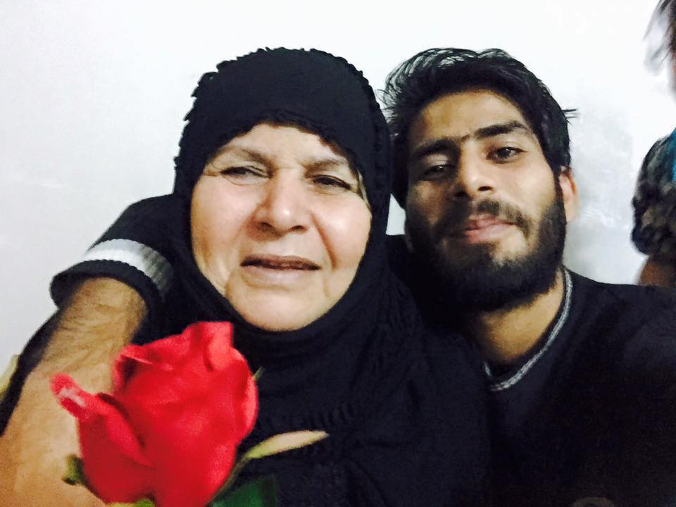 A picture of Saraa al-Sarray with his late mother (Facebook)