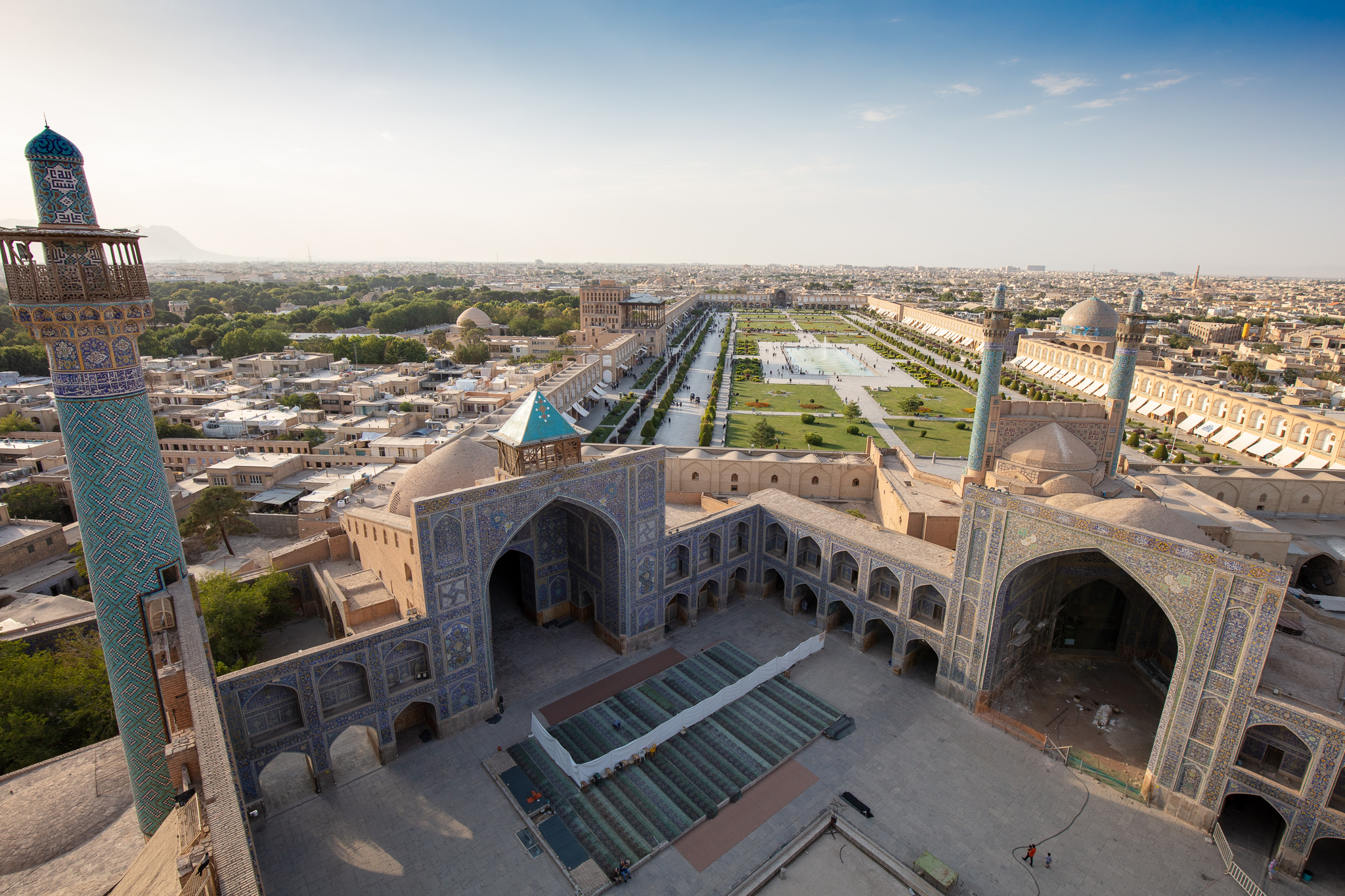 La place Naghch-e Djahan (en arrière-plan de la mosquée du shah), construite par le shah Abbas Ier au début du XVIIe siècle, a été inscrite au patrimoine mondial de l’UNESCO en 1979  (MEE/Ali Afaq)