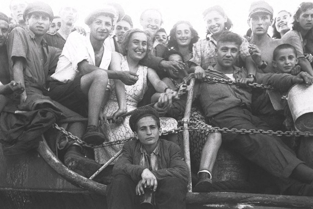 Jewish immigrants arrive by ship in Haifa harbour, 3 October 1947 (AFP)