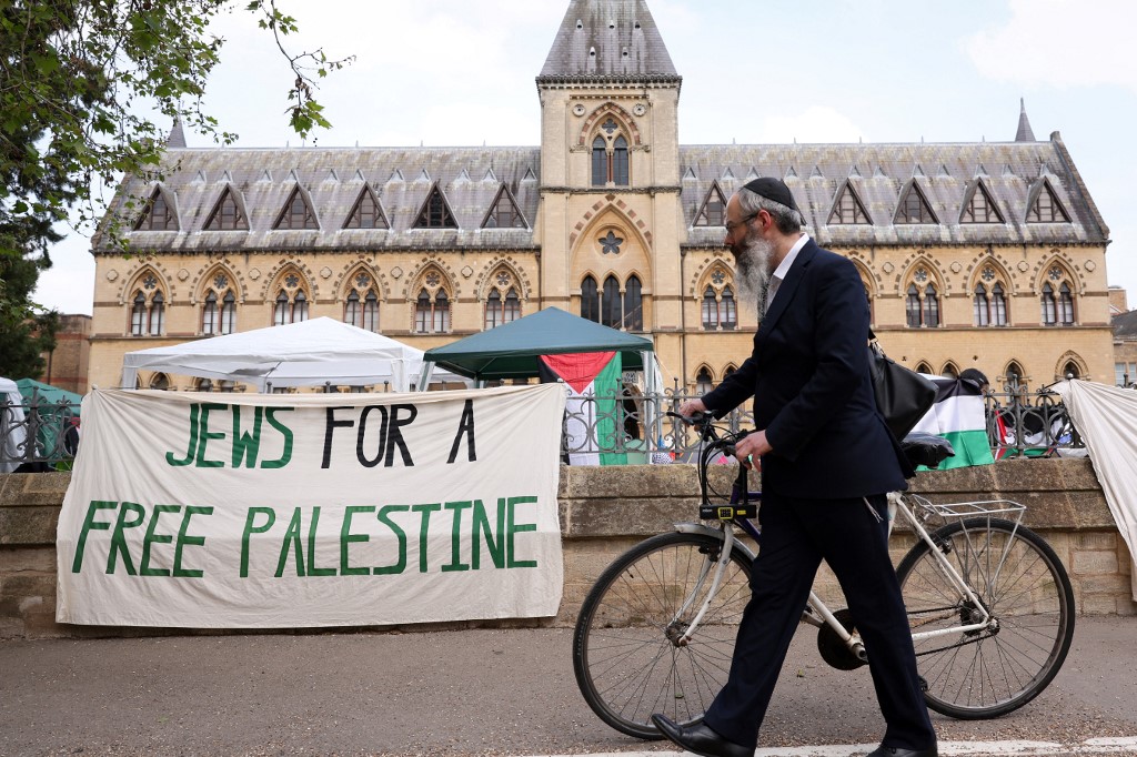 A banner reading 'Jews for a free Palestine' at a pro-Palestine protest at Oxford University, England on 7 May 2024 (Adrian Dennis/AFP)