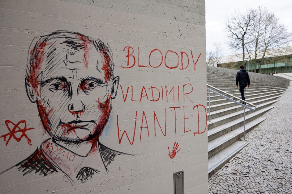 Graffiti with a portrait of Russian President Vladimir Putin and the inscription 'Bloody Vladimir wanted on a wall in Halle, eastern Germany, 20 April 2022 (AFP)