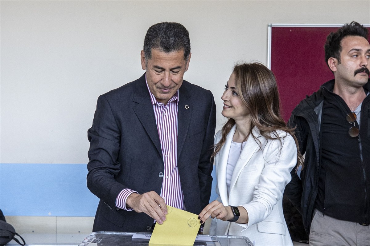 Sinan Ogan, casts his vote with his wife Gokcen Ogan at a polling station in Ankara (Anadolu Agency)