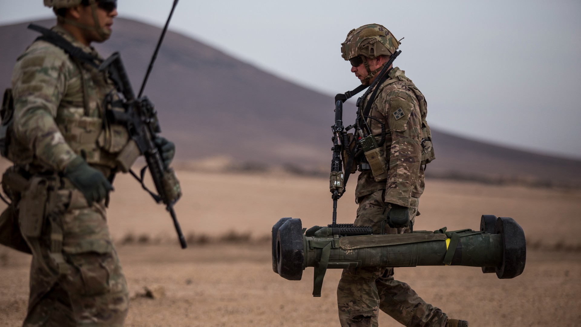 American soldier carries Javelin missile launchers in the countryside of Deir Ezzor in northeastern Syria, 8 December 2021 (AP)