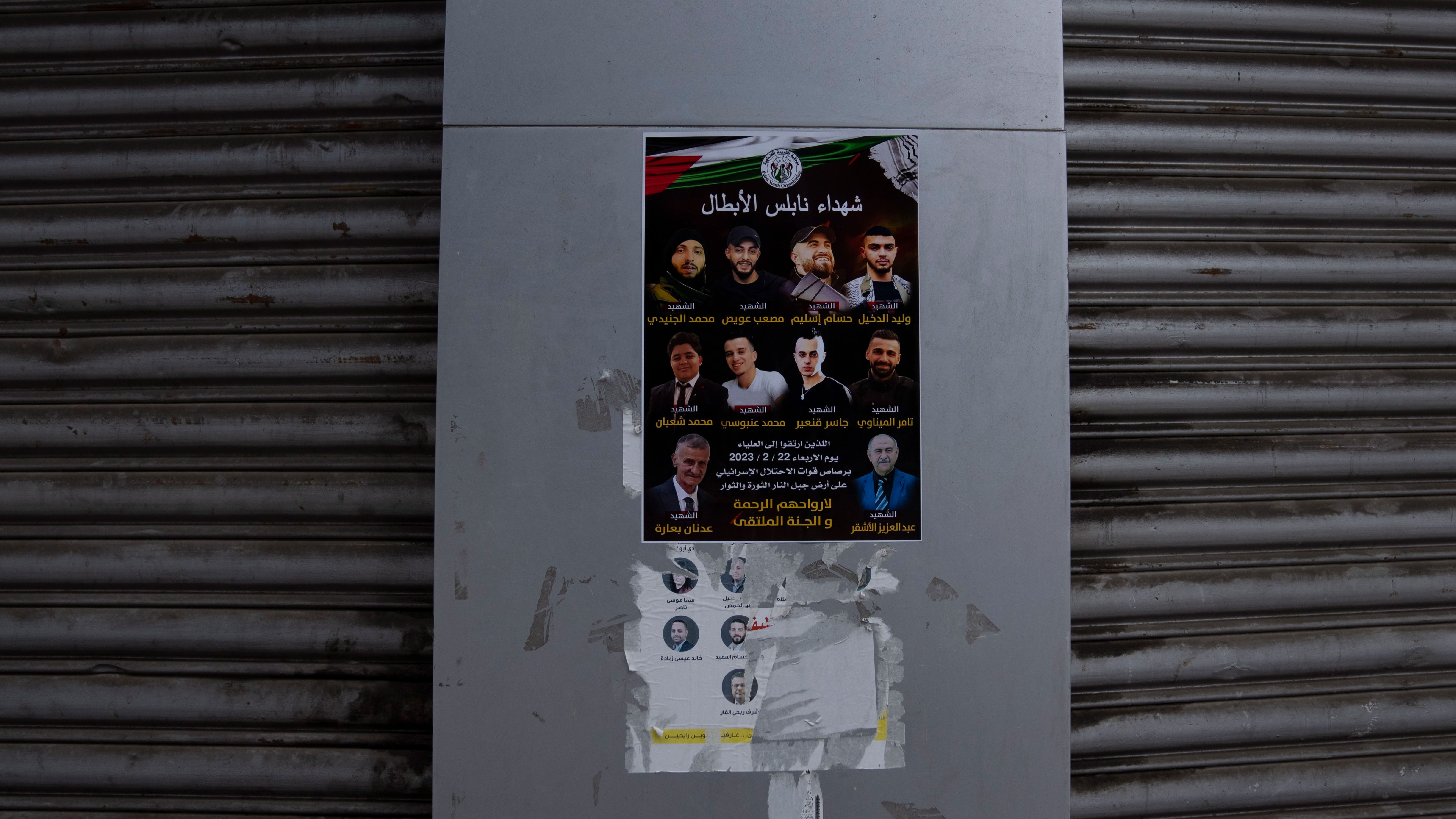 La photo de Hussam Aslim (2e à droite) sur une affiche commémorant les dix Palestiniens tués dans le raid sur Naplouse sur un mur de Ramallah, le 23 février 2023 (AP)