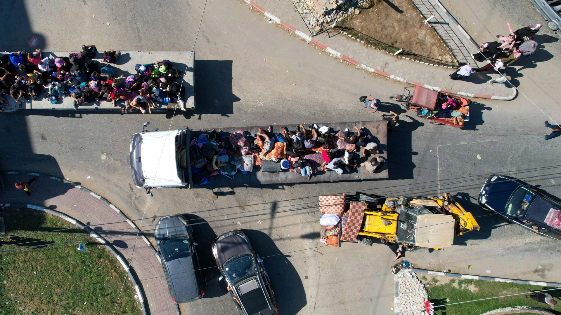 Palestinians flee from northern Gaza to the south after the Israeli army told a million people to leave, 13 October 2023 (AP)