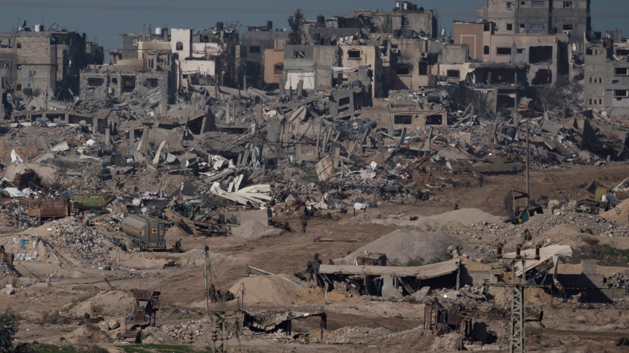 Des habitations rasées dans la bande de Gaza vues depuis le sud d’Israël, le 21 décembre 2023 (Leo Correa/AP)
