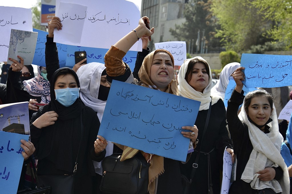 Des Afghanes participent à une manifestation devant le ministère de l’Éducation à Kaboul le 26 mars 2022, exigeant l’ouverture des lycées pour les filles (AFP)