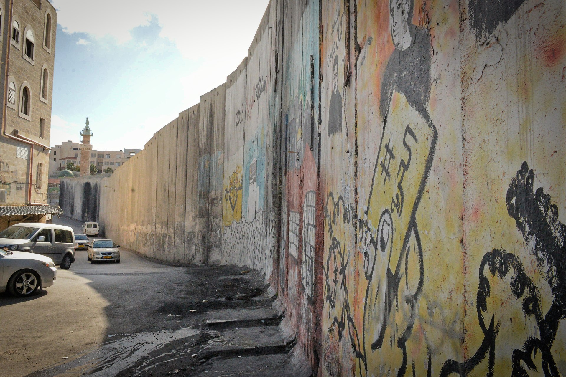 The Israeli separation wall to the west of Aizarya and Abu Dis (MEE/Qassem Maaddi)