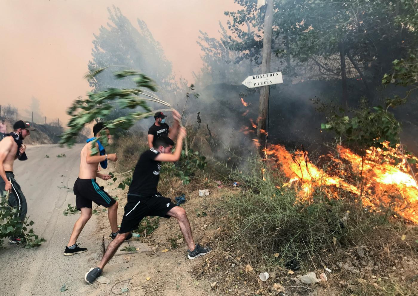 Dans les villages mal équipés pour combattre les incendies, les gens s’attaquent aux flammes avec des bâtons, des pelles et des branches (Reuters)