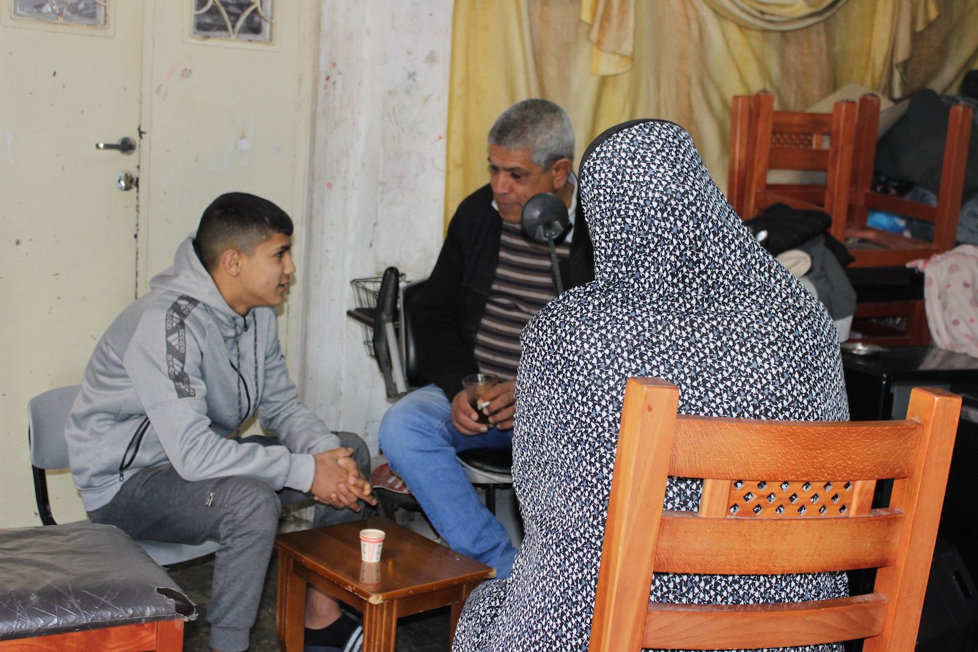 Ali et ses parents chez eux (MEE/Aseel Jundi)