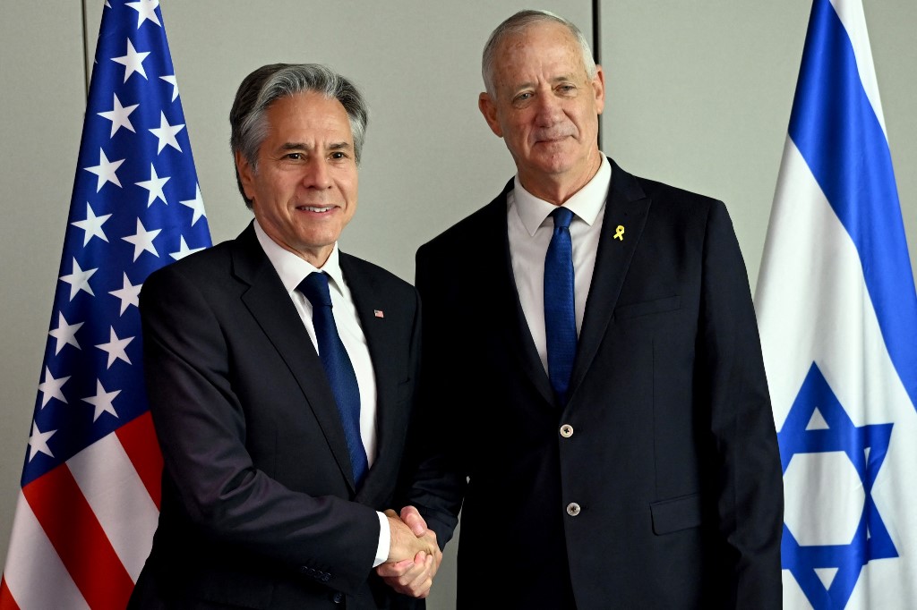 US Secretary of State Antony Blinken (L) poses with Benny Gantz in Tel Aviv, 11 June 2024 (David Azagury/AFP)