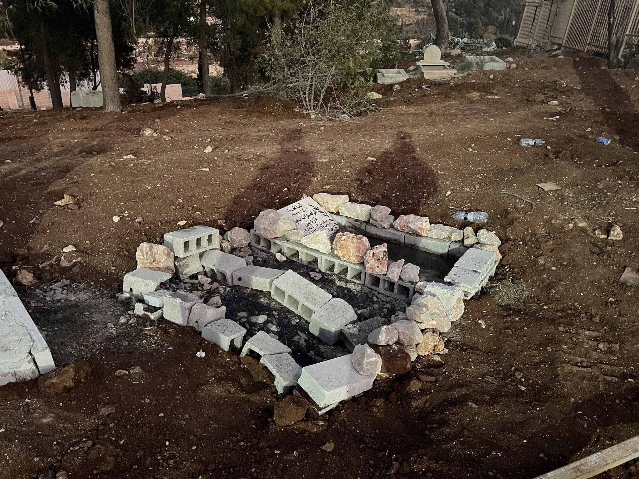 Après l’exhumation de tombes au cimetière des martyrs au début du mois par les autorités israéliennes, des Hiérosolymitains ont enterré à nouveau les restes au même endroit et ont marqué les tombes par des pierres (MEE/Aseel Jundi)